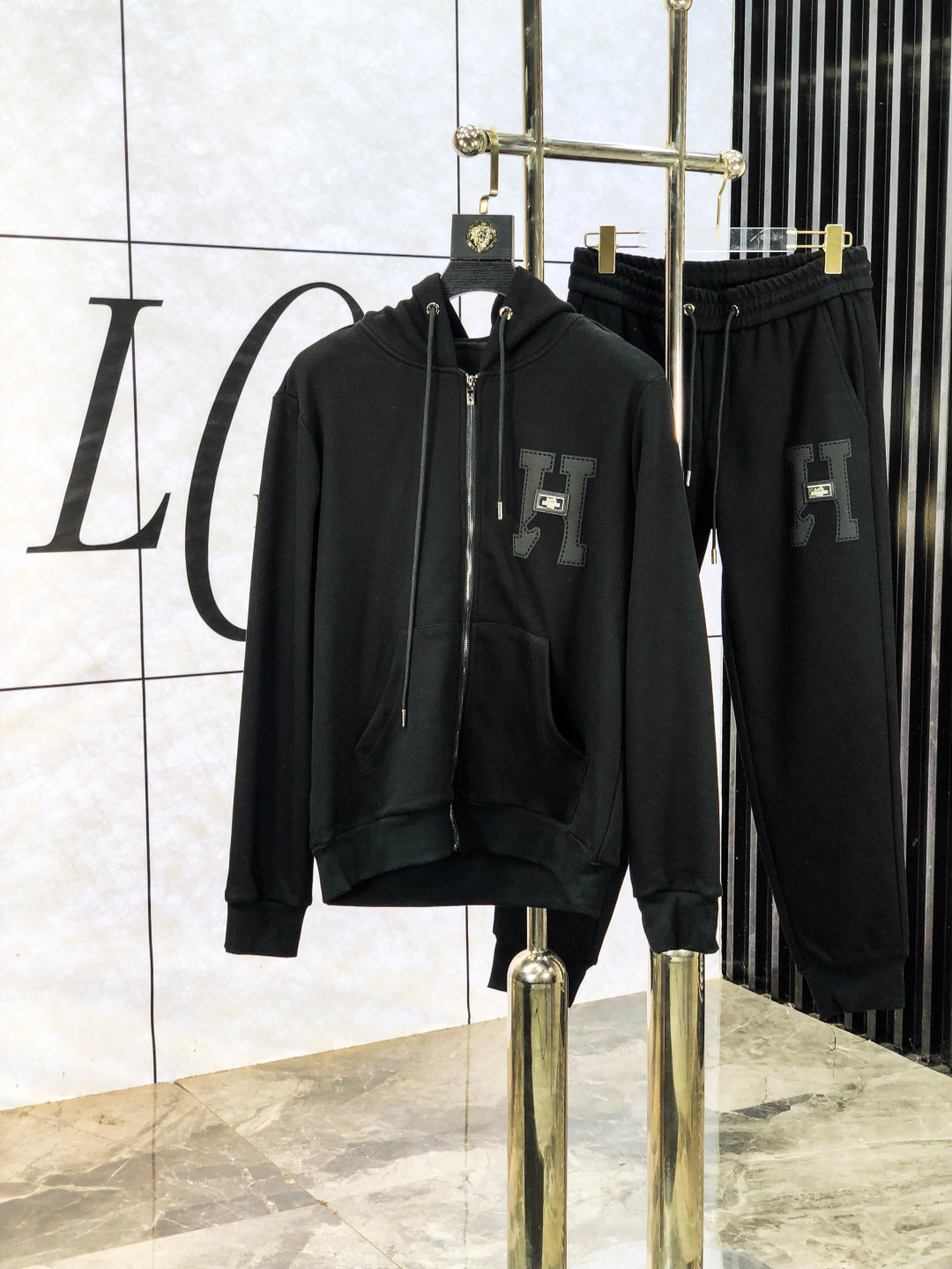 NO:572087,.Hermès. 2025 autumn and winter new casual suit, with exquisite and high-end details, full of high-end feeling. Customized high-end liquid ammonia cotton fabric, the upper body is crisp and stylish, comfortable and not tight. 8 clean and neat tailoring is full of urban style, you will feel good when you put it on, the first choice for high-end fashion people, the upper body effect is super good-looking!  Size: M-3XL.m wears 175/130, hermes, alexander wang19860909.爱马仕.2025秋冬新款休闲套装,细节精致高级,高级感满满.定制高端液氨棉面料,上身挺括有型,舒适不紧绷.8干净利落的剪裁都市风十足,穿上心情就好,高端潮流时尚人士首选,上身效果超级好看！码数:M-3XL.m穿175/130,,hermes,alexander wang,Men's clothing