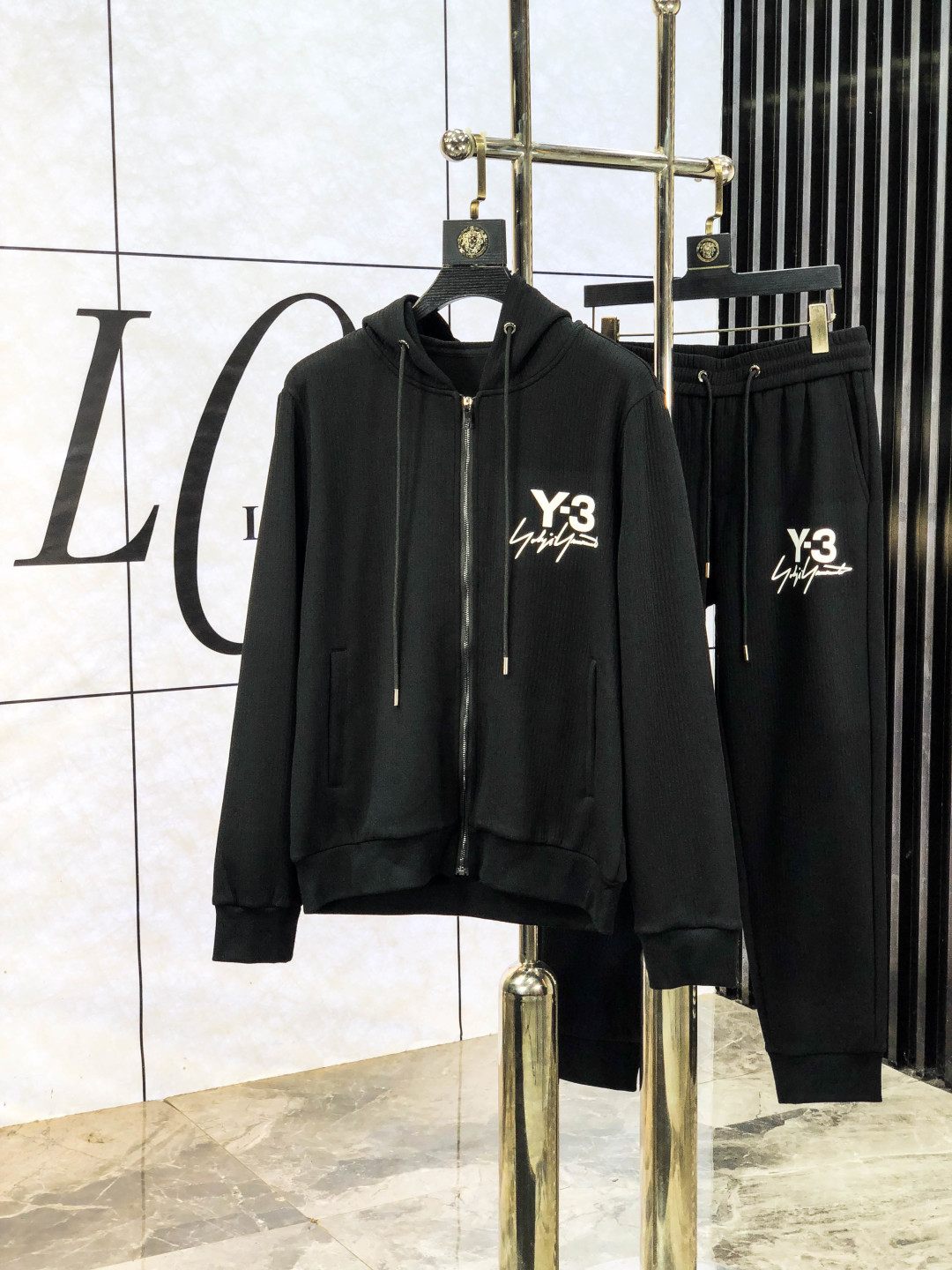 NO:572070,.Y3.2025 new autumn and winter casual suit, with exquisite and high-end details, full of high-end feeling. Customized high-end liquid ammonia cotton fabric, the upper body is crisp and stylish, comfortable and not tight. 8. The clean and neat tailoring is full of urban style, you will feel good when you wear it, the first choice for high-end fashion people, the upper body effect is super good-looking!  Size: M-3XL.m wears 175/130,,alexander wang19860909.Y3.2025秋冬新款休闲套装,细节精致高级,高级感满满.定制高端液氨棉面料,上身挺括有型,舒适不紧绷.8干净利落的剪裁都市风十足,穿上心情就好,高端潮流时尚人士首选,上身效果超级好看！码数:M-3XL.m穿175/130,,alexander wang,Men's clothing