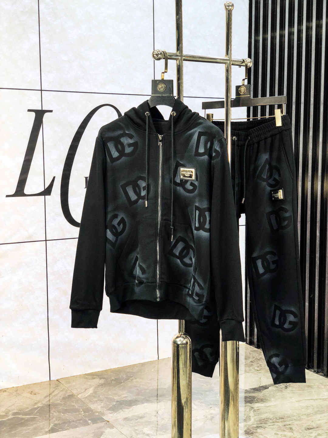 NO:572072,.D&G.2025 new autumn and winter casual suit, with exquisite and high-end details, full of high-end feeling. Customized high-end liquid ammonia cotton fabric, the upper body is crisp and stylish, comfortable and not tight. 8. The clean and neat tailoring is full of urban style, you will feel good when you put it on, the first choice for high-end fashion people, the upper body effect is super good-looking!  Size: M-3XL.m wears 175/130, Dolce&Gabbana, alexander wang19860909.D&G.2025秋冬新款休闲套装,细节精致高级,高级感满满.定制高端液氨棉面料,上身挺括有型,舒适不紧绷.8干净利落的剪裁都市风十足,穿上心情就好,高端潮流时尚人士首选,上身效果超级好看！码数:M-3XL.m穿175/130,,Dolce&Gabbana,alexander wang,Men's clothing