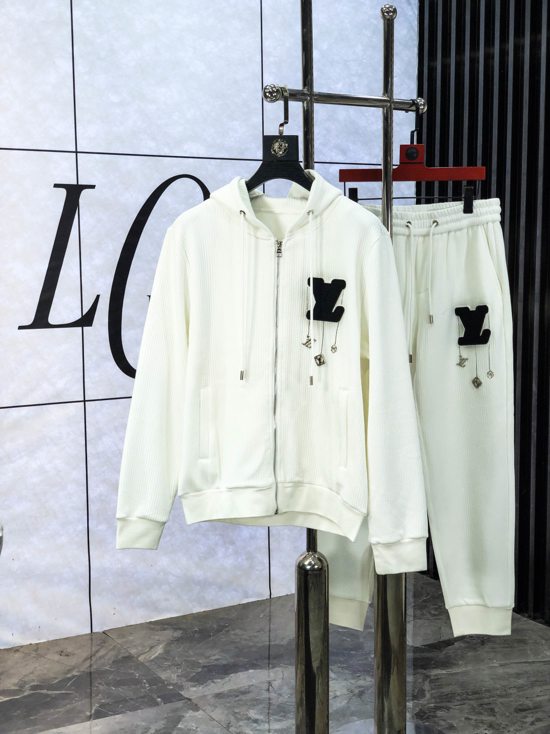 NO:572085,.Lv. 2025 new autumn and winter casual suit, with exquisite and high-end details, full of high-end feeling. Customized high-end liquid ammonia cotton fabric, the upper body is crisp and stylish, comfortable and not tight. 8 clean and neat tailoring is full of urban style, you will feel good when you put it on, the first choice for high-end fashion people, the upper body effect is super good-looking!  Size: M-3XL.m wears 175/130, Louis Vuitton, Alexander Wang19860909.Lv.2025秋冬新款休闲套装,细节精致高级,高级感满满.定制高端液氨棉面料,上身挺括有型,舒适不紧绷.8干净利落的剪裁都市风十足,穿上心情就好,高端潮流时尚人士首选,上身效果超级好看！码数:M-3XL.m穿175/130,,louis vuitton,alexander wang,Men's clothing