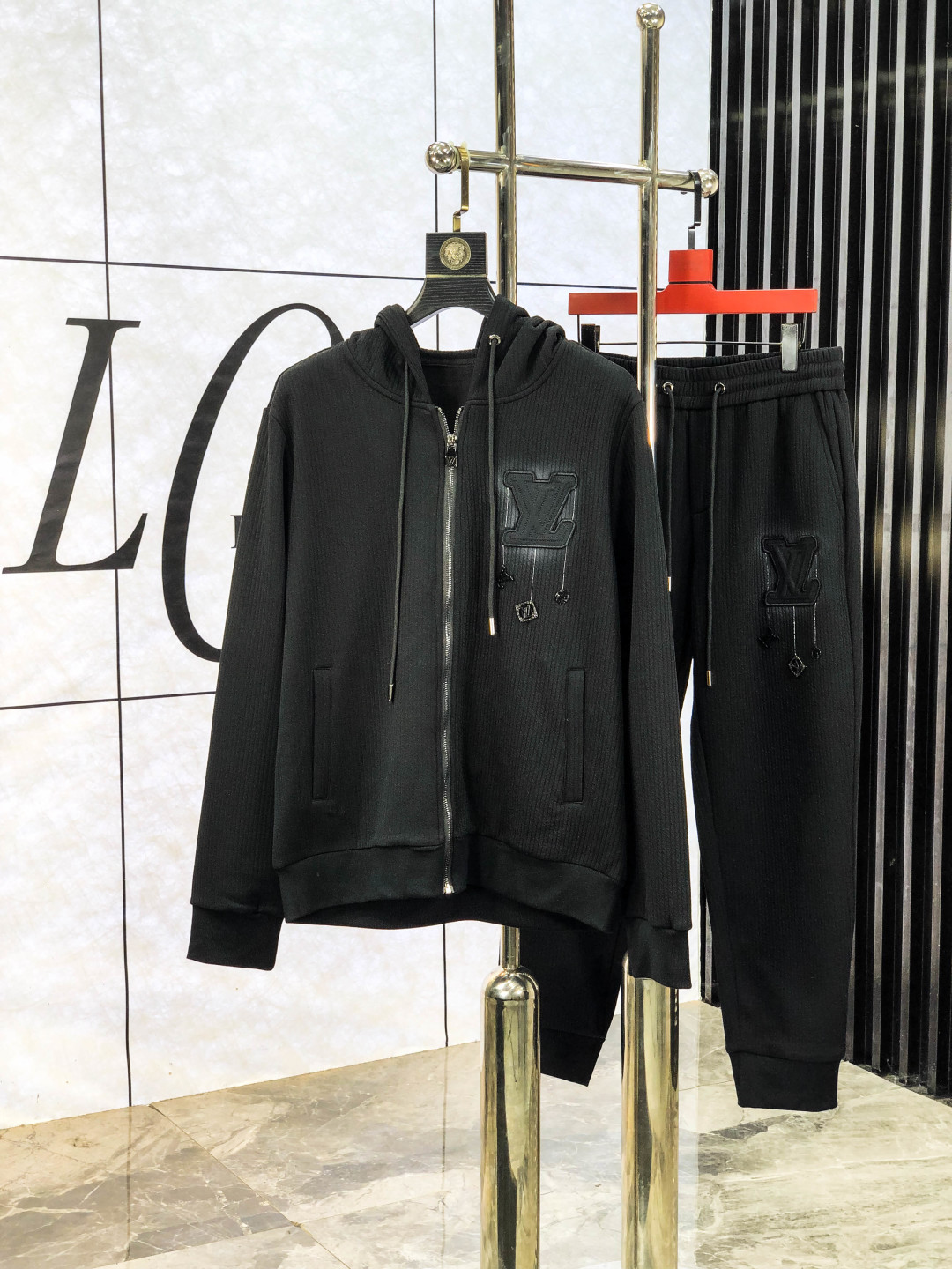 NO:572074,.LV.2025 new autumn and winter casual suit, with exquisite and high-end details, full of high-end feeling. Customized high-end liquid ammonia cotton fabric, the upper body is crisp and stylish, comfortable and not tight. 8 The clean and neat tailoring is full of urban style, you will feel good when you wear it, the first choice for high-end fashion people, the upper body effect is super good-looking!  Size: M-3XL.m wears 175/130, Louis Vuitton, Alexander Wang19860909.LV.2025秋冬新款休闲套装,细节精致高级,高级感满满.定制高端液氨棉面料,上身挺括有型,舒适不紧绷.8干净利落的剪裁都市风十足,穿上心情就好,高端潮流时尚人士首选,上身效果超级好看！码数:M-3XL.m穿175/130,,louis vuitton,alexander wang,Men's clothing