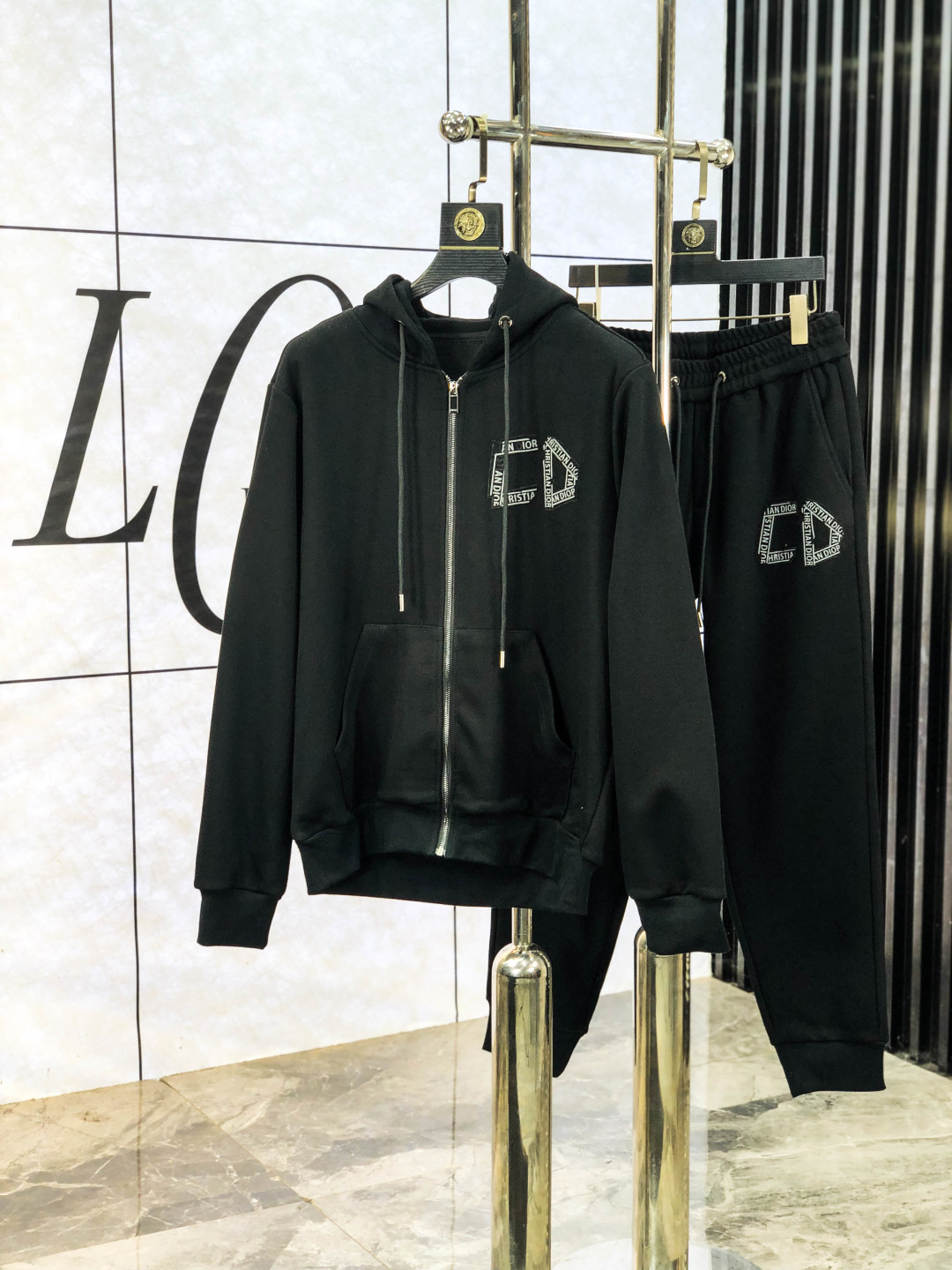 NO:572076,.Dior.2025 new autumn and winter casual suit, with exquisite and high-end details, full of high-end feeling. Customized high-end liquid ammonia cotton fabric, the upper body is crisp and stylish, comfortable and not tight. 8 clean and neat tailoring is full of urban style, you will feel good when you wear it, the first choice for high-end fashion people, the upper body effect is super good-looking!  Size: M-3XL.m wears 175/130, dior, alexander wang19860909.Dior.2025秋冬新款休闲套装,细节精致高级,高级感满满.定制高端液氨棉面料,上身挺括有型,舒适不紧绷.8干净利落的剪裁都市风十足,穿上心情就好,高端潮流时尚人士首选,上身效果超级好看！码数:M-3XL.m穿175/130,,dior,alexander wang,Men's clothing