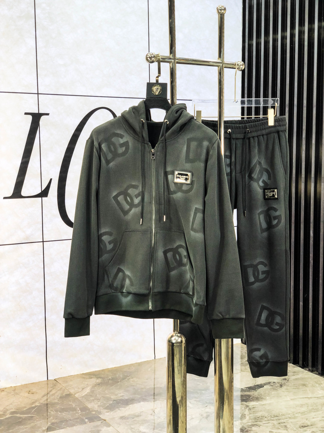 NO:572078,.D&G.2025 new autumn and winter casual suit, with exquisite and high-end details, full of high-end feeling. Customized high-end liquid ammonia cotton fabric, the upper body is crisp and stylish, comfortable and not tight. 8. The clean and neat tailoring is full of urban style, you will feel good when you put it on, the first choice for high-end fashion people, the upper body effect is super good-looking!  Size: M-3XL.m wears 175/130, Dolce&Gabbana, alexander wang19860909.D&G.2025秋冬新款休闲套装,细节精致高级,高级感满满.定制高端液氨棉面料,上身挺括有型,舒适不紧绷.8干净利落的剪裁都市风十足,穿上心情就好,高端潮流时尚人士首选,上身效果超级好看！码数:M-3XL.m穿175/130,,Dolce&Gabbana,alexander wang,Men's clothing