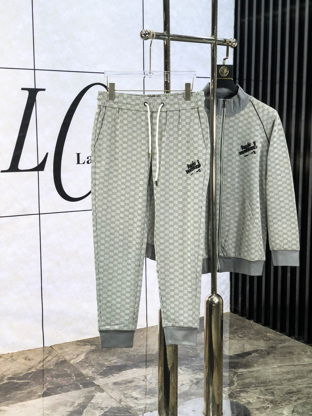 NO:572080,.LV.2025 new autumn and winter casual suit, with exquisite and high-end details, full of high-end feeling. Customized high-end liquid ammonia cotton fabric, the upper body is crisp and stylish, comfortable and not tight. 8 The clean and neat tailoring is full of urban style, you will feel good when you wear it, the first choice for high-end fashion people, the upper body effect is super good-looking!  Size: M-3XL.m wears 175/130, Louis Vuitton, Alexander Wang19860909.LV.2025秋冬新款休闲套装,细节精致高级,高级感满满.定制高端液氨棉面料,上身挺括有型,舒适不紧绷.8干净利落的剪裁都市风十足,穿上心情就好,高端潮流时尚人士首选,上身效果超级好看！码数:M-3XL.m穿175/130,,louis vuitton,alexander wang,Men's clothing