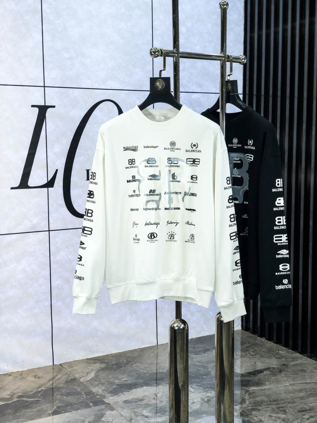 NO:572082,.Balenciaga. 2025 autumn and winter new letter high-density weight sweatshirt. Channel boutique!  Urban series products, made with letter logo elements that are highly luxurious, 8 must-have styles for high-end temperament types, a single product with a strong sense of style and charm!  The original customized imported double-sided water-soluble cotton fabric has a comfortable hand feel, the embroidered letter design effect is quite exquisite, fashionable, classic and versatile!  Size s—XXXL.m wears 175/130 pounds,,balenciaga,hoodie,sweatshirts,alexander wang19860909.巴黎世家.2025秋冬新款字母高密度克重卫衣.渠道精品！都市系列产物,奢华程度满分的字母logo元素打造,8高端气质型必入的极品款式,一款极具腔调感与魅力的单品！ 原版定制进口双面水溶棉面料,手感舒适,刺绣字母设计效果相当精致,时尚经典百搭！ 尺码s—XXXL.m穿175/130斤,,balenciaga,hoodie,sweatshirts,alexander wang,Men's clothing