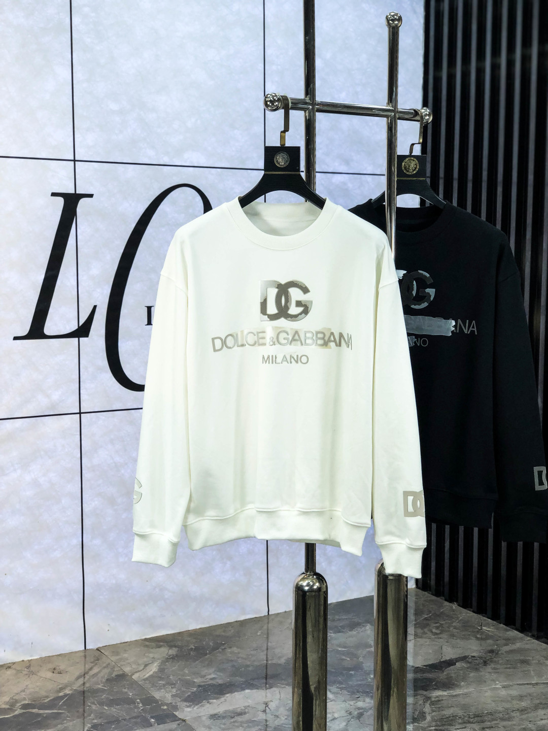 NO:572086,.D&G .2025 autumn and winter new letter high density sweatshirt. Channel boutique!  Urban series products, made with letter logo elements that are highly luxurious, 8 must-have styles for high-end temperament types, a single product with a strong sense of style and charm!  The original customized imported double-sided water-soluble cotton fabric has a comfortable hand feel, the embroidered letter design effect is quite exquisite, fashionable, classic and versatile!  Size s—XXXL.m wears 175/130 pounds,,Dolce&Gabbana,hoodie,sweatshirts,alexander wang19860909.D&G .2025秋冬新款字母高密度克重卫衣.渠道精品！都市系列产物,奢华程度满分的字母logo元素打造,8高端气质型必入的极品款式,一款极具腔调感与魅力的单品！ 原版定制进口双面水溶棉面料,手感舒适,刺绣字母设计效果相当精致,时尚经典百搭！ 尺码s—XXXL.m穿175/130斤,,Dolce&Gabbana,hoodie,sweatshirts,alexander wang,Men's clothing