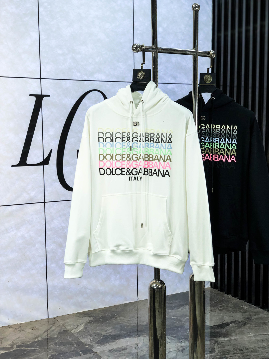 NO:572091,.D&G .2025 autumn and winter new letter high density sweatshirt. Channel boutique!  Urban series products, made with letter logo elements that are highly luxurious, 8 must-have styles for high-end temperament types, a single product with a strong sense of style and charm!  The original customized imported double-sided water-soluble cotton fabric has a comfortable hand feel, the embroidered letter design effect is quite exquisite, fashionable, classic and versatile!  Size s—XXXL.m wears 175/130 pounds,,Dolce&Gabbana,hoodie,sweatshirts,alexander wang19860909.D&G .2025秋冬新款字母高密度克重卫衣.渠道精品！都市系列产物,奢华程度满分的字母logo元素打造,8高端气质型必入的极品款式,一款极具腔调感与魅力的单品！ 原版定制进口双面水溶棉面料,手感舒适,刺绣字母设计效果相当精致,时尚经典百搭！ 尺码s—XXXL.m穿175/130斤,,Dolce&Gabbana,hoodie,sweatshirts,alexander wang,Men's clothing