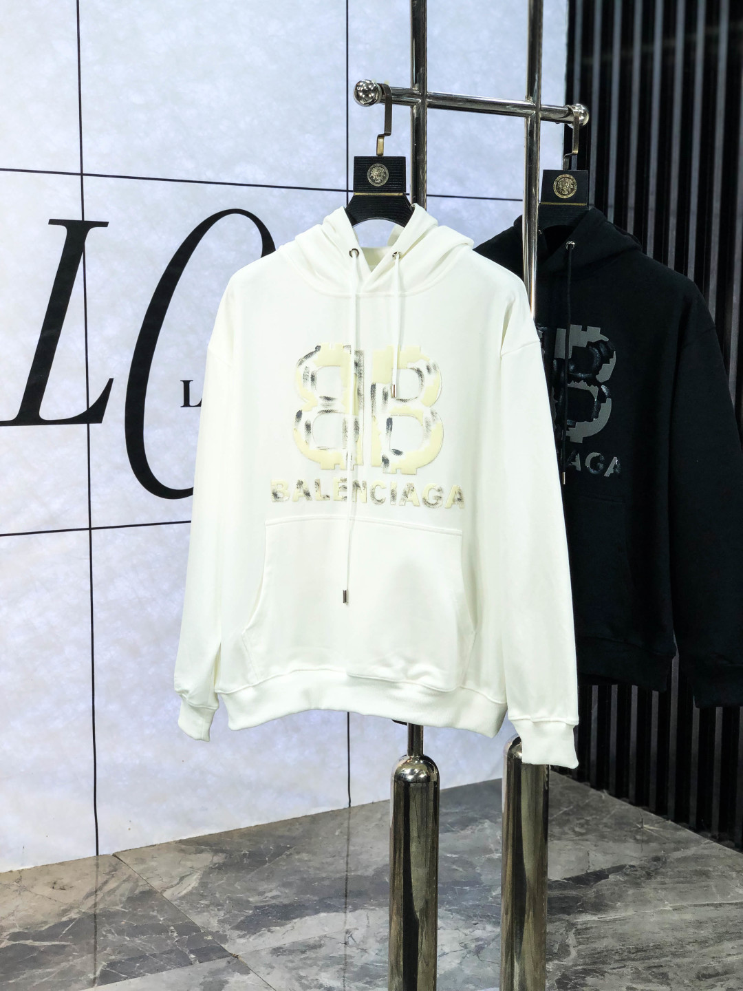 NO:572089,.Balenciaga. 2025 autumn and winter new letter high-density weight sweatshirt. Channel boutique!  Urban series products, made with letter logo elements that are highly luxurious, 8 must-have styles for high-end temperament types, a single product with a strong sense of style and charm!  The original customized imported double-sided water-soluble cotton fabric has a comfortable hand feel, the embroidered letter design effect is quite exquisite, fashionable, classic and versatile!  Size s—XXXL.m wears 175/130 pounds,,balenciaga,hoodie,sweatshirts,alexander wang19860909.巴黎世家.2025秋冬新款字母高密度克重卫衣.渠道精品！都市系列产物,奢华程度满分的字母logo元素打造,8高端气质型必入的极品款式,一款极具腔调感与魅力的单品！ 原版定制进口双面水溶棉面料,手感舒适,刺绣字母设计效果相当精致,时尚经典百搭！ 尺码s—XXXL.m穿175/130斤,,balenciaga,hoodie,sweatshirts,alexander wang,Men's clothing