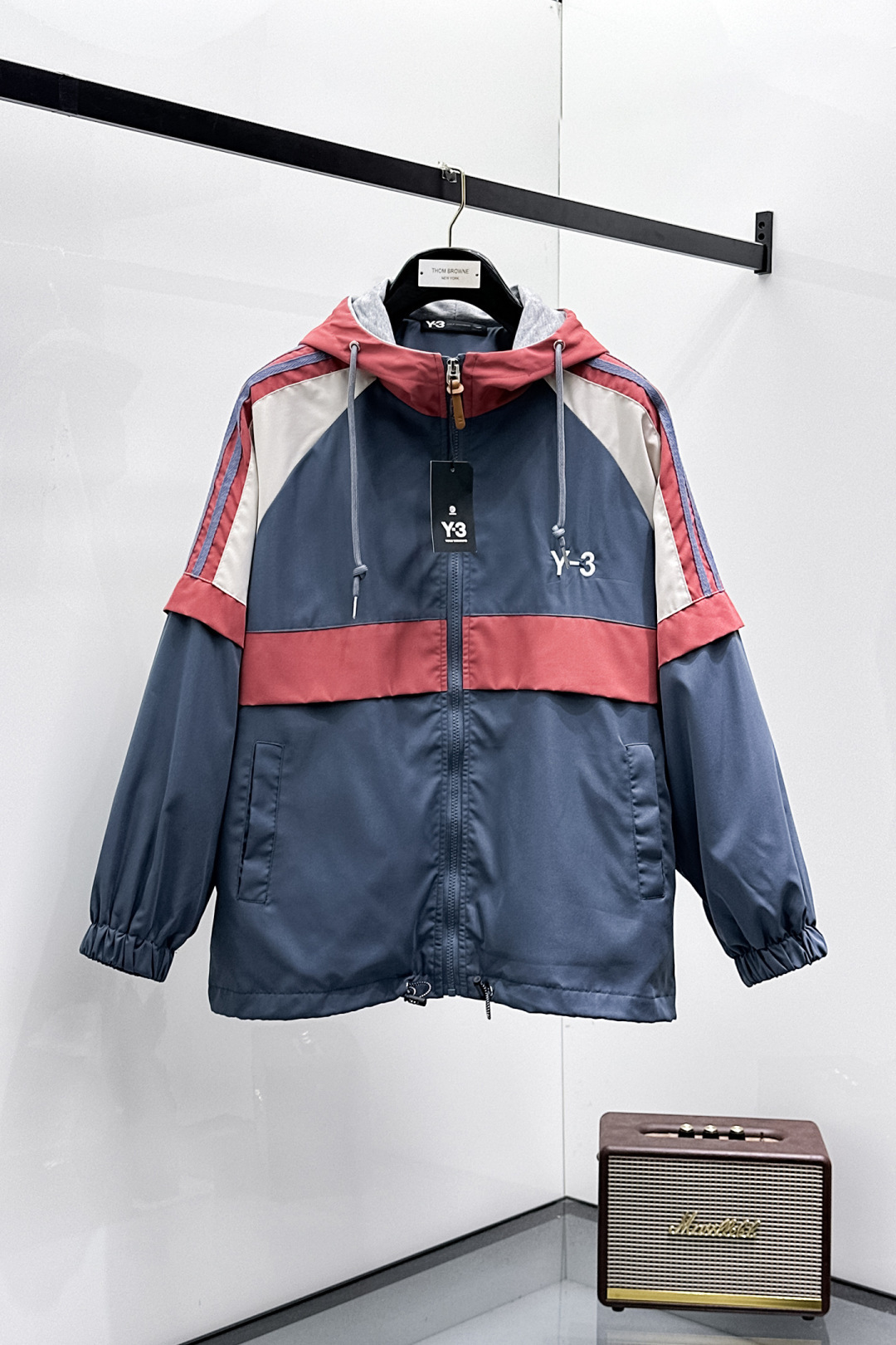 NO:703382,.Y3.25 new autumn and winter jackets are on sale for casual daily wear!  The upper body modifies the body shape, perfectly integrating fashion aesthetics and new urban business and leisure concepts. The whole body interprets the Italian minimalist, capable and outdoor functional style to the extreme. It is both solemn and harmonious, creating a unique styling item. The overall outline tends to be simple style. 88's rather individual and yuppie detail processing enriches the overall vision. The wardrobe is perfect for business and leisure and has a high attendance rate!  It's something you can meet but can't ask for!  Size m-3XL m wear/130,,jackets & coats,jackets & coats,19860909.Y3.25秋冬新品发售夹克外套,休闲日常穿搭！上身修饰身形、将时装美学和新都市商务休闲概念完美融合,通体将意式的极简、干练和户外功能性风格极致诠释,亦庄亦谐,塑造出别具一格的造型单品,整体轮廓趋于简约风格,88颇为个性且雅痞的细节处理,丰富了整体视觉.衣橱商务休闲绝佳的高出勤率！可遇而不可求！码数m-3XL m穿/130,,jackets & coats,jackets & coats,,Men's clothing