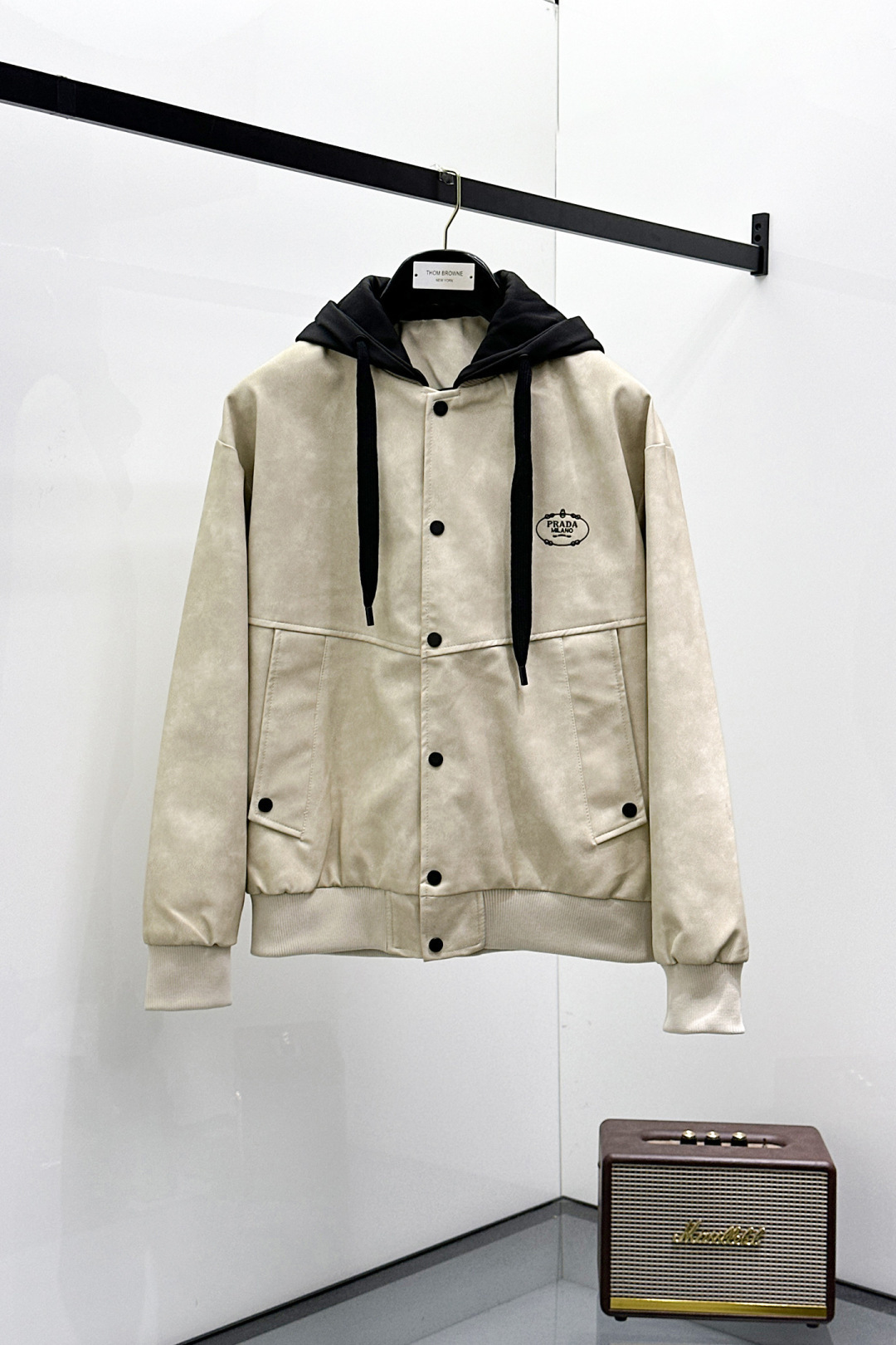 NO:601087,.Prada.25 new autumn and winter product launch Nappa leather jacket, casual daily wear!  The upper body modifies the body shape, perfectly integrating fashion aesthetics and new urban business and leisure concepts. The whole body interprets the Italian minimalist, capable and outdoor functional style to the extreme. It is both solemn and harmonious, creating a unique styling item. The overall outline tends to be simple style. 88's rather individual and yuppie detail processing enriches the overall vision. The wardrobe is perfect for business and leisure and has a high attendance rate!  It's something you can meet but can't ask for!  Size m-3XL m wears 175/130,,prada,jackets & coats,jackets & coats,alexander wang19860909.普拉达.25秋冬新品发售纳帕皮夹克外套,休闲日常穿搭！上身修饰身形、将时装美学和新都市商务休闲概念完美融合,通体将意式的极简、干练和户外功能性风格极致诠释,亦庄亦谐,塑造出别具一格的造型单品,整体轮廓趋于简约风格,88颇为个性且雅痞的细节处理,丰富了整体视觉.衣橱商务休闲绝佳的高出勤率！可遇而不可求！码数m-3XL m穿175/130,,prada,jackets & coats,jackets & coats,alexander wang,Men's clothing