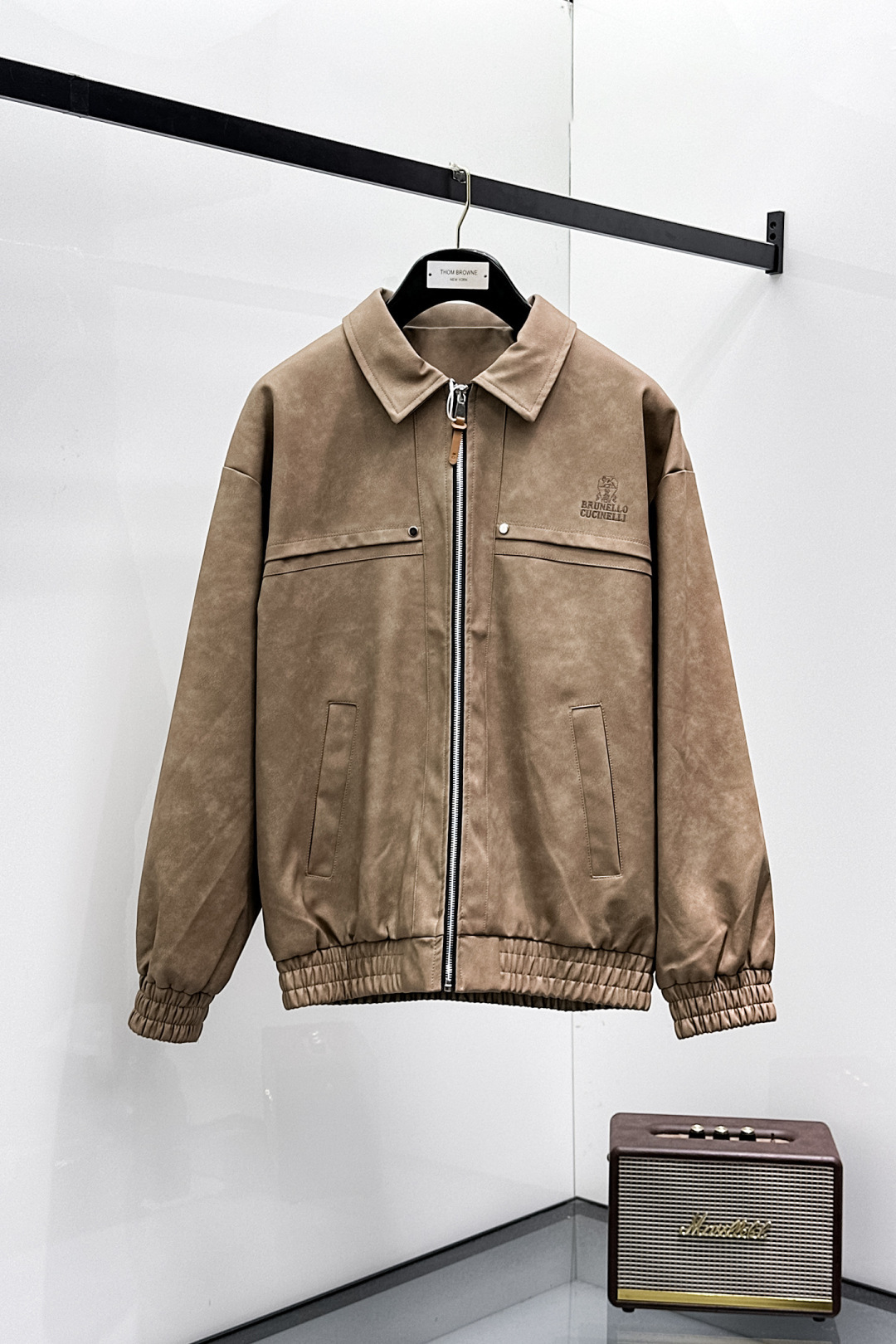 NO:601090,.BC.25 new autumn and winter products are on sale. Napa leather jacket, casual daily wear!  The upper body modifies the body shape, perfectly integrating fashion aesthetics and new urban business and leisure concepts. The whole body interprets the Italian minimalist, capable and outdoor functional style to the extreme. It is both solemn and harmonious, creating a unique styling item. The overall outline tends to be simple style. 88's rather individual and yuppie detail processing enriches the overall vision. The wardrobe is perfect for business and leisure and has a high attendance rate!  It's something you can meet but can't ask for!  Size m-3XL m wears 175/130,,jackets & coats,jackets & coats,alexander wang19860909.BC.25秋冬新品发售纳帕皮夹克外套,休闲日常穿搭！上身修饰身形、将时装美学和新都市商务休闲概念完美融合,通体将意式的极简、干练和户外功能性风格极致诠释,亦庄亦谐,塑造出别具一格的造型单品,整体轮廓趋于简约风格,88颇为个性且雅痞的细节处理,丰富了整体视觉.衣橱商务休闲绝佳的高出勤率！可遇而不可求！码数m-3XL m穿175/130,,jackets & coats,jackets & coats,alexander wang,Men's clothing