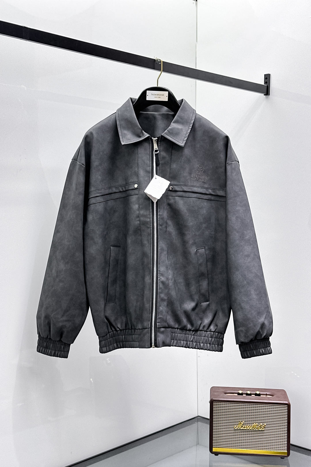 NO:601093,.Bc.25 new fall/winter Nappa leather jacket is on sale for casual daily wear!  The upper body modifies the body shape, perfectly integrating fashion aesthetics and new urban business and leisure concepts. The whole body interprets the Italian minimalist, capable and outdoor functional style to the extreme. It is both solemn and harmonious, creating a unique styling item. The overall outline tends to be simple style. 88's rather individual and yuppie detail processing enriches the overall vision. The wardrobe is perfect for business and leisure and has a high attendance rate!  It's something you can meet but can't ask for!  Size m-3XL m wears 175/130,,jackets & coats,jackets & coats,alexander wang19860909.Bc.25秋冬新品发售纳帕皮夹克外套,休闲日常穿搭！上身修饰身形、将时装美学和新都市商务休闲概念完美融合,通体将意式的极简、干练和户外功能性风格极致诠释,亦庄亦谐,塑造出别具一格的造型单品,整体轮廓趋于简约风格,88颇为个性且雅痞的细节处理,丰富了整体视觉.衣橱商务休闲绝佳的高出勤率！可遇而不可求！码数m-3XL m穿175/130,,jackets & coats,jackets & coats,alexander wang,Men's clothing