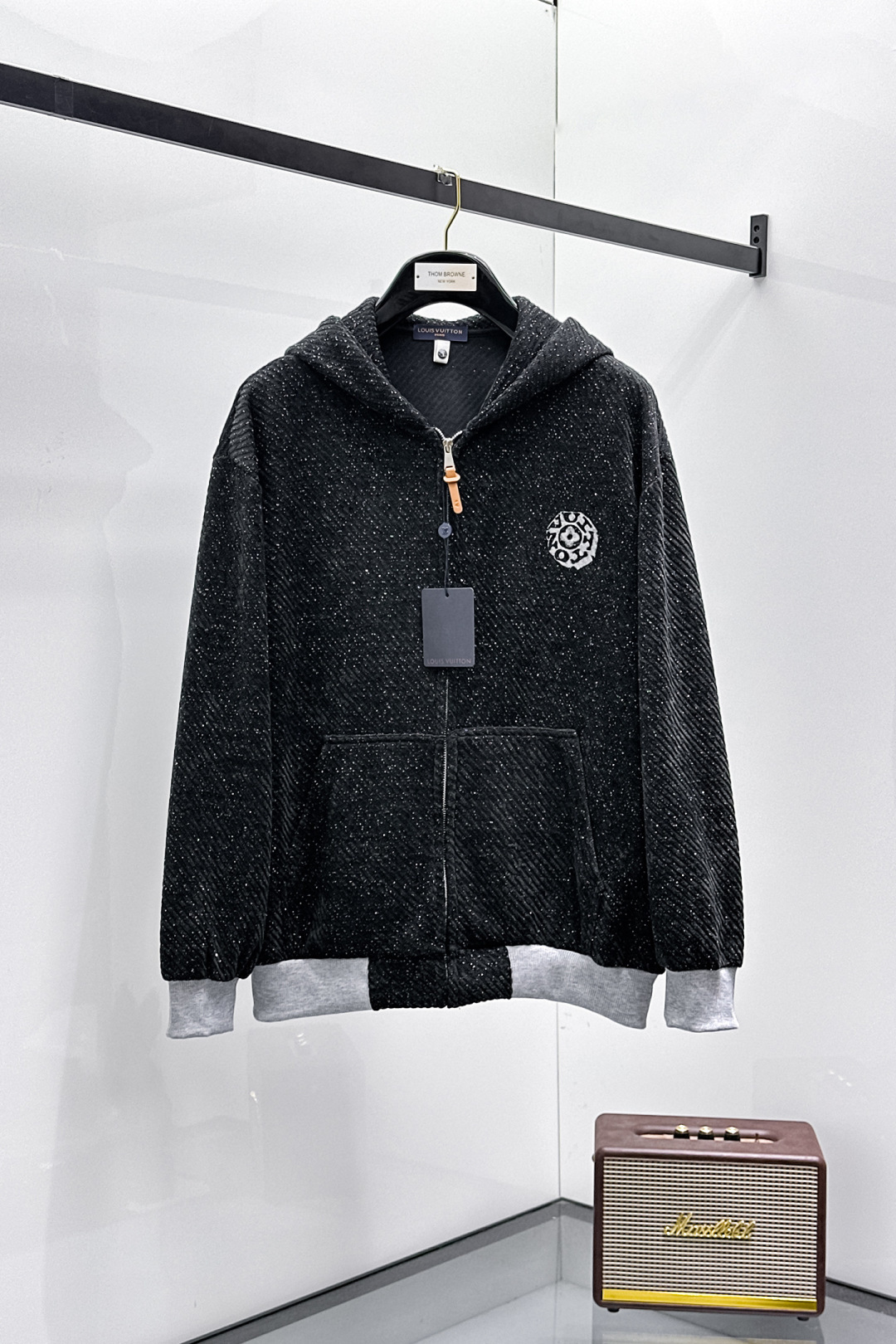 NO:601099,.Lv.25 new autumn and winter knitted jacket is on sale for casual daily wear!  The upper body modifies the body shape, perfectly integrating fashion aesthetics and new urban business and leisure concepts. The whole body interprets the Italian minimalist, capable and outdoor functional style to the extreme. It is both solemn and harmonious, creating a unique styling item. The overall outline tends to be simple style. 88's rather individual and yuppie detail processing enriches the overall vision. The wardrobe is perfect for business and leisure and has a high attendance rate!  It's something you can meet but can't ask for!  Size m-3XL m wears 175/130,,louis vuitton,jackets & coats,alexander wang19860909.Lv.25秋冬新品发售针织外套,休闲日常穿搭！上身修饰身形、将时装美学和新都市商务休闲概念完美融合,通体将意式的极简、干练和户外功能性风格极致诠释,亦庄亦谐,塑造出别具一格的造型单品,整体轮廓趋于简约风格,88颇为个性且雅痞的细节处理,丰富了整体视觉.衣橱商务休闲绝佳的高出勤率！可遇而不可求！码数m-3XL m穿175/130,,louis vuitton,jackets & coats,alexander wang,Men's clothing