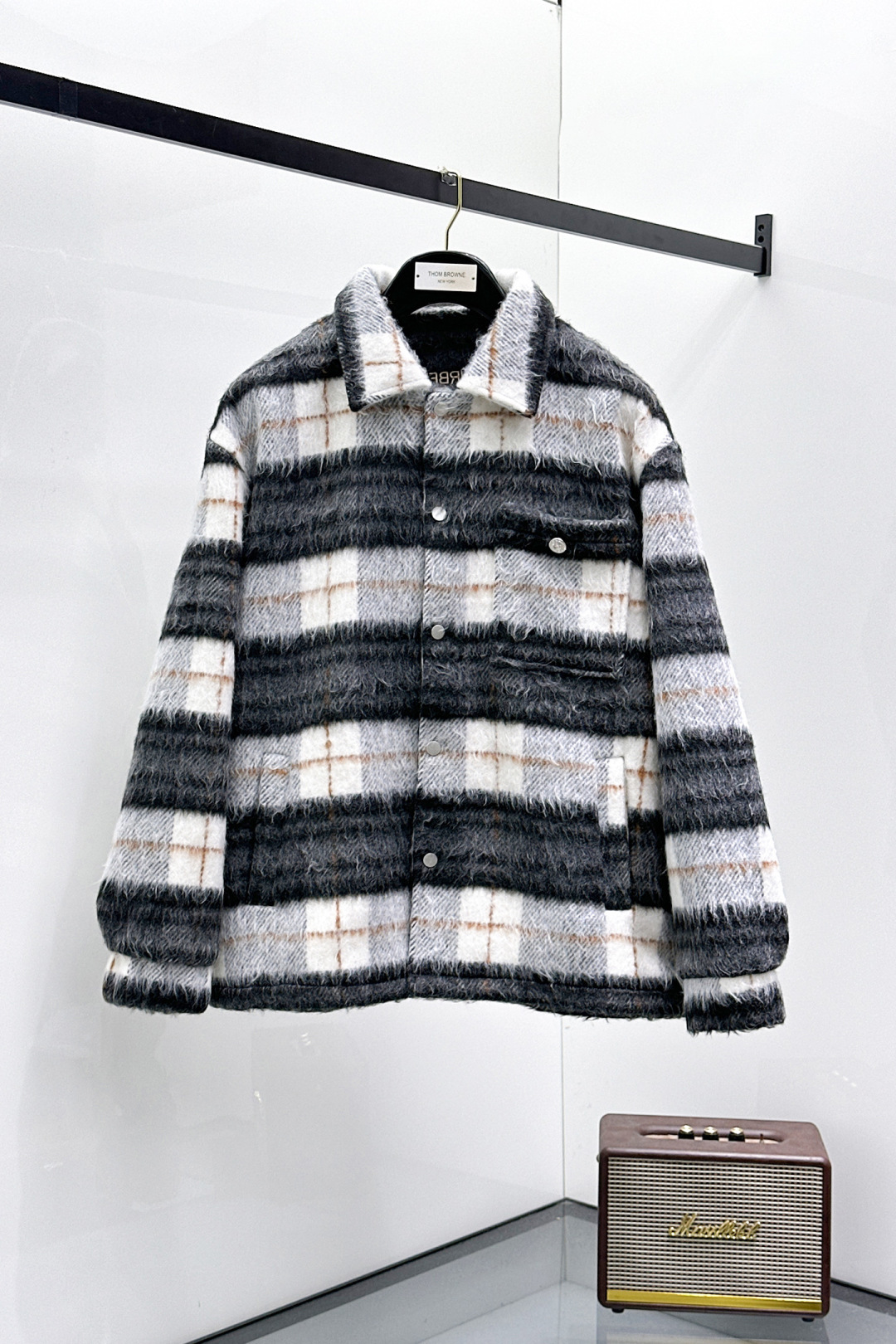 NO:703383,.Burberry.25 new autumn and winter knitted jackets are on sale, for casual daily wear!  The upper body modifies the body shape, perfectly integrating fashion aesthetics and new urban business and leisure concepts. The whole body interprets the Italian minimalist, capable and outdoor functional style to the extreme. It is both solemn and harmonious, creating a unique styling item. The overall outline tends to be simple style. 88's rather individual and yuppie detail processing enriches the overall vision. The wardrobe is perfect for business and leisure and has a high attendance rate!  It's something you can meet but can't ask for!  Size m-3XL m wear/130,,burberry,jackets & coats,19860909.巴宝莉.25秋冬新品发售针织外套,休闲日常穿搭！上身修饰身形、将时装美学和新都市商务休闲概念完美融合,通体将意式的极简、干练和户外功能性风格极致诠释,亦庄亦谐,塑造出别具一格的造型单品,整体轮廓趋于简约风格,88颇为个性且雅痞的细节处理,丰富了整体视觉.衣橱商务休闲绝佳的高出勤率！可遇而不可求！码数m-3XL m穿/130,,burberry,jackets & coats,,Men's clothing