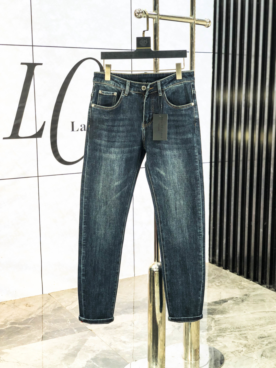 NO:573086,PP. The new autumn and winter styles are on sale simultaneously at the official website counter. 2025SS new autumn and winter men's casual jeans, original quality, customized original denim fabric at the counter, logo pattern design, b pants body original hardware accessories decoration, three-dimensional and clear, c super trendy personality, fashionable and stylish upper body!  Must-have items for trendy men in sizes 28-38, jeans, alexander wang19860909PP.秋冬新款官网专柜同步发售,2025SS秋冬新品男士休闲牛仔裤,原单品质,专柜定制原版牛仔面料,logo图案设计,b裤身原版五金辅料装饰,立体清晰,c超级潮流个性,上身时尚有型！潮男必备单品 码数28-38,,jeans,alexander wang,Men's clothing