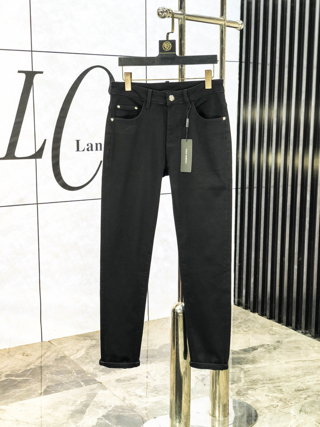 NO:573088,D&G. Autumn and winter new models are on sale simultaneously at the official website counter. 2025SS new autumn and winter men's casual jeans, original quality, customized original denim fabric at the counter, logo pattern design, b pants body original hardware decoration, clear three-dimensional, c super trendy personality, fashionable and stylish upper body!  Must-have items for trendy men in sizes 28-38, Dolce&Gabbana, jeans, alexander wang19860909D&G.秋冬新款官网专柜同步发售,2025SS秋冬新品男士休闲牛仔裤,原单品质,专柜定制原版牛仔面料,logo图案设计,b裤身原版五金辅料装饰,立体清晰,c超级潮流个性,上身时尚有型！潮男必备单品 码数28-38,,Dolce&Gabbana,jeans,alexander wang,Men's clothing