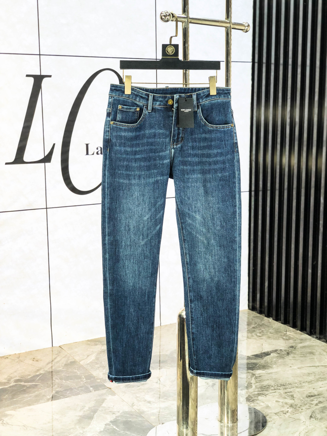 NO:573092,Yves Saint Laurent. New Autumn and Winter models are on sale simultaneously at the official website counter. 2025 SS new autumn and winter men’s casual jeans, original quality, customized original denim fabric at the counter, logo pattern design, b original hardware accessories decoration on the trouser body, three-dimensional and clear, c super trendy personality, fashionable and stylish upper body!  Must-have items for trendy men, sizes 28-38, saint laurent, jeans, alexander wang19860909圣罗兰.秋冬新款官网专柜同步发售,2025SS秋冬新品男士休闲牛仔裤,原单品质,专柜定制原版牛仔面料,logo图案设计,b裤身原版五金辅料装饰,立体清晰,c超级潮流个性,上身时尚有型！潮男必备单品 码数28-38,,saint laurent,jeans,alexander wang,Men's clothing