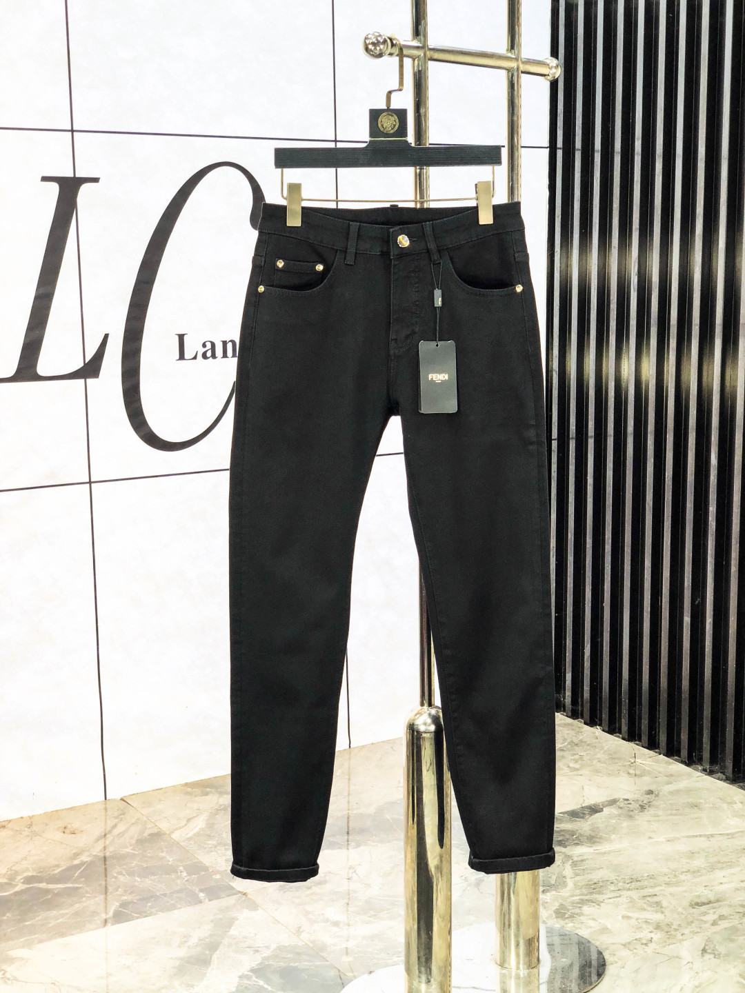 NO:573094,Fendi. Autumn and winter new styles are on sale simultaneously at the official website counter. 2025SS new autumn and winter men's casual jeans, original quality, counter-customized original denim fabric, logo pattern design, b pants body original hardware decoration, three-dimensional and clear, c super trendy personality, fashionable and stylish upper body!  Must-have items for trendy men in sizes 28-38, fendi, jeans, alexander wang19860909芬迪.秋冬新款官网专柜同步发售,2025SS秋冬新品男士休闲牛仔裤,原单品质,专柜定制原版牛仔面料,logo图案设计,b裤身原版五金辅料装饰,立体清晰,c超级潮流个性,上身时尚有型！潮男必备单品 码数28-38,,fendi,jeans,alexander wang,Men's clothing