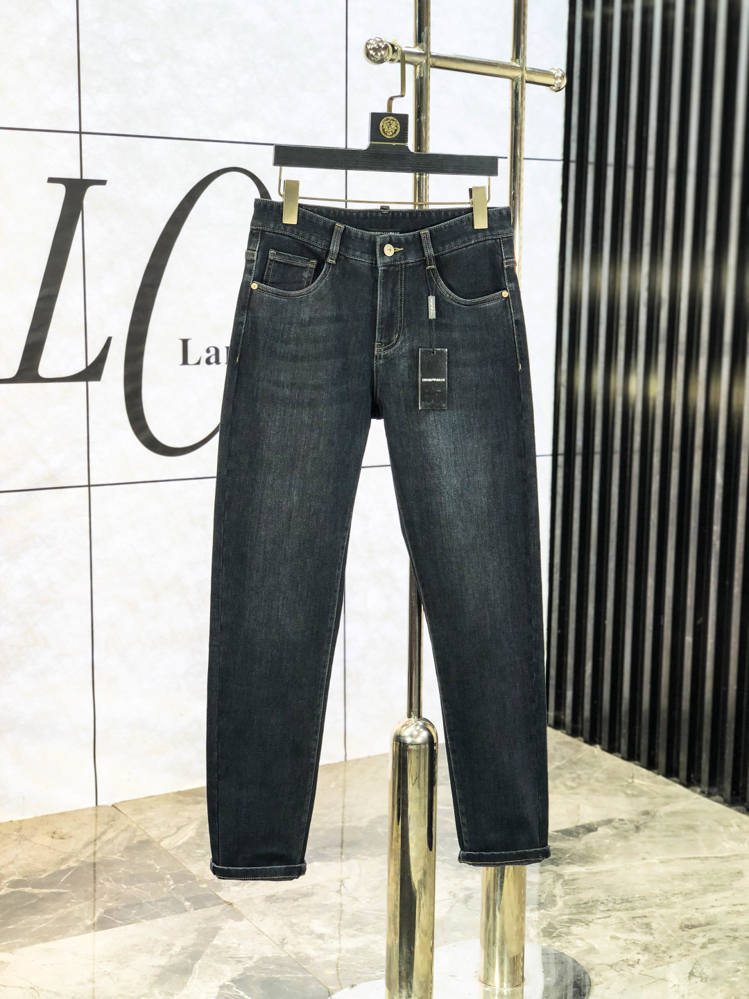 NO:573096,Armani. Autumn and winter new models are on sale simultaneously at the official website counter. 2025SS new autumn and winter men's casual jeans, original quality, customized original denim fabric at the counter, logo pattern design, b pants body original hardware decoration, three-dimensional and clear, c super trendy personality, fashionable and stylish upper body!  Must-have items for trendy men in sizes 28-38, armani, jeans, alexander wang19860909阿玛尼.秋冬新款官网专柜同步发售,2025SS秋冬新品男士休闲牛仔裤,原单品质,专柜定制原版牛仔面料,logo图案设计,b裤身原版五金辅料装饰,立体清晰,c超级潮流个性,上身时尚有型！潮男必备单品 码数28-38,,armani,jeans,alexander wang,Men's clothing