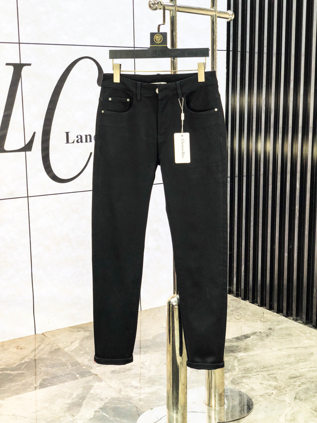 NO:573098,Dior. Autumn and winter new styles are on sale simultaneously at the official website counters. 2025SS new autumn and winter men’s casual jeans, original quality, counter-customized original denim fabrics, logo pattern design, b pants body original hardware decoration, clear three-dimensional, c super trendy personality, fashionable and stylish upper body!  Must-have items for trendy men in sizes 28-38, dior, jeans, alexander wang19860909Dior.秋冬新款官网专柜同步发售,2025SS秋冬新品男士休闲牛仔裤,原单品质,专柜定制原版牛仔面料,logo图案设计,b裤身原版五金辅料装饰,立体清晰,c超级潮流个性,上身时尚有型！潮男必备单品 码数28-38,,dior,jeans,alexander wang,Men's clothing