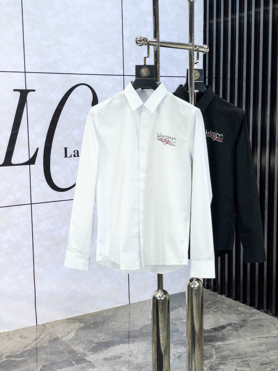 NO:573101,.Balenciaga. Four seasons new fashionable men's long-sleeved shirts. Made of high-end top-grade fabrics. No pilling. Comfortable and refined, with excellent upper body effect. The original LOGO of the luxury brand fully reflects the temperament and taste of men. Fashionable and elegant. Noble heritage. 1f simple and delicate design. Perfect tailoring. Meticulous materials. Soft and comfortable feel. Gorgeous colors to highlight the atmosphere!  Counter sizes are 38-42. Please state your height and weight when placing an order, balenciaga, alexander wang19860909.巴黎世家. 四季款时尚新品男士长袖衬衣 同步采用高档顶级面料 绝不起球 舒适精致,上身效果极佳 奢华品牌原版LOGO搭配 充分体现男人的气质与品位 时尚优雅 贵族底蕴 1f简洁细腻的设计 裁剪完美 用料一丝不苟 手感柔软舒适 华丽色彩 彰显大气！专柜尺码38-42.下单报身高体重,,balenciaga,alexander wang,Men's clothing