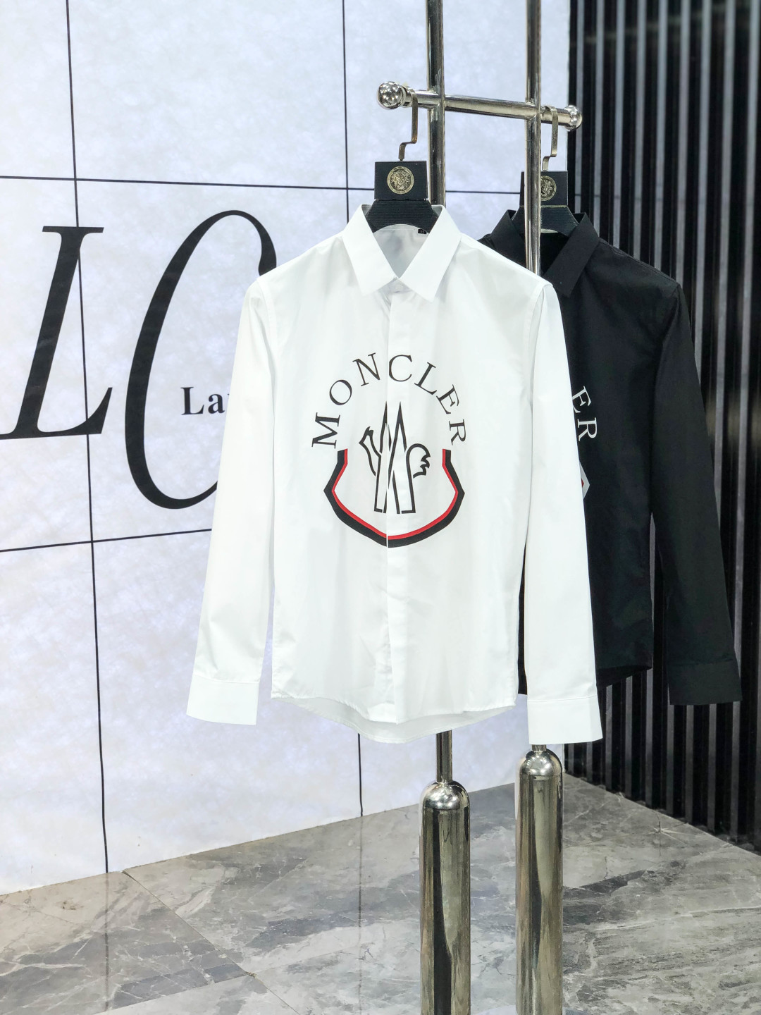 NO:573104,. Mouth covering. Four seasons fashionable new men's long-sleeved shirt. Made of high-end top-grade fabrics. No pilling. Comfortable and exquisite, with excellent upper body effect. Original logo matching of luxury brands. Fully reflects the temperament and taste of men. Fashionable and elegant. Noble heritage. 1f simple and delicate design. Perfect tailoring. Meticulous materials. Soft and comfortable feel. Gorgeous colors, highlighting the atmosphere!  Counter sizes are 38-42. Please state your height and weight when placing an order, Moncler, alexander wang19860909.蒙口. 四季款时尚新品男士长袖衬衣 同步采用高档顶级面料 绝不起球 舒适精致,上身效果极佳 奢华品牌原版LOGO搭配 充分体现男人的气质与品位 时尚优雅 贵族底蕴 1f简洁细腻的设计 裁剪完美 用料一丝不苟 手感柔软舒适 华丽色彩 彰显大气！专柜尺码38-42.下单报身高体重,,Moncler,alexander wang,Men's clothing