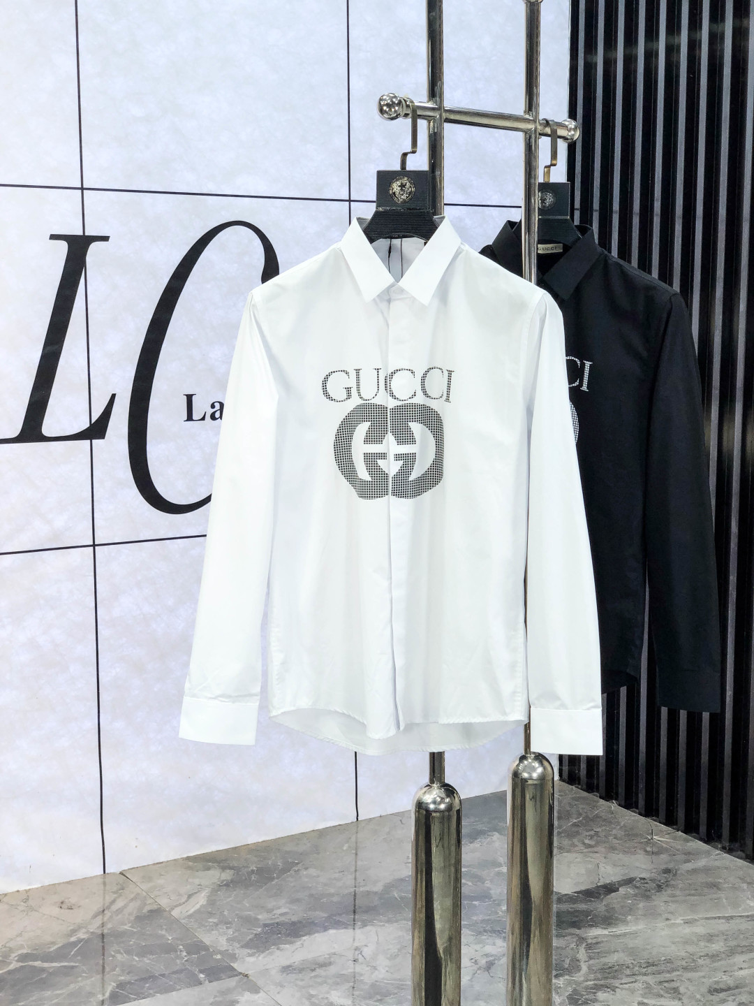NO:573107,.Gucci's new fashionable men's long-sleeved shirt for all seasons uses high-end top-grade fabrics and never pills. It is comfortable and refined, and has excellent upper body effects. The original LOGO of the luxury brand fully reflects the temperament and taste of men. Fashionable and elegant. Aristocratic heritage. 1f simple and delicate design. Perfect tailoring. Meticulous materials. Soft and comfortable feel. Gorgeous colors that highlight the atmosphere!  Counter sizes are 38-42. Please state your height and weight when placing an order, gucci, alexander wang19860909.Gucci 四季款时尚新品男士长袖衬衣 同步采用高档顶级面料 绝不起球 舒适精致,上身效果极佳 奢华品牌原版LOGO搭配 充分体现男人的气质与品位 时尚优雅 贵族底蕴 1f简洁细腻的设计 裁剪完美 用料一丝不苟 手感柔软舒适 华丽色彩 彰显大气！专柜尺码38-42.下单报身高体重,,gucci,alexander wang,Men's clothing