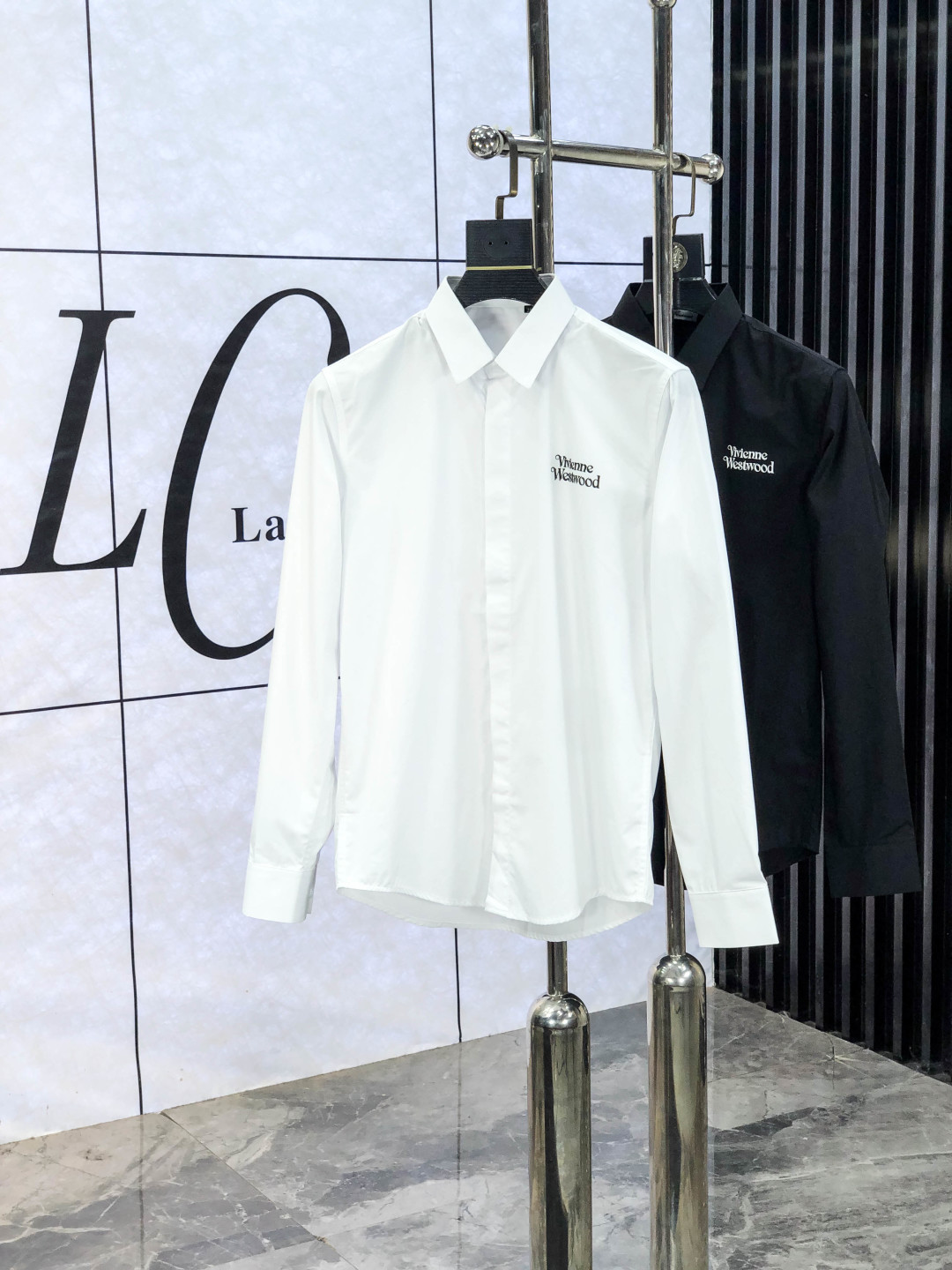 NO:573110,.Western Queen. Four seasons new fashionable men's long-sleeved shirt. Made of high-end top-grade fabrics. No pilling. Comfortable and refined, with excellent upper body effect. Original logo matching of luxury brands. Fully reflects the temperament and taste of men. Fashionable and elegant. Noble heritage. 1f simple and delicate design. Perfect tailoring. Meticulous materials. Soft and comfortable feel. Gorgeous colors, highlighting the atmosphere!  Counter sizes are 38-42. Please state your height and weight when placing an order, alexander wang19860909.西太后. 四季款时尚新品男士长袖衬衣 同步采用高档顶级面料 绝不起球 舒适精致,上身效果极佳 奢华品牌原版LOGO搭配 充分体现男人的气质与品位 时尚优雅 贵族底蕴 1f简洁细腻的设计 裁剪完美 用料一丝不苟 手感柔软舒适 华丽色彩 彰显大气！专柜尺码38-42.下单报身高体重,,alexander wang,Men's clothing