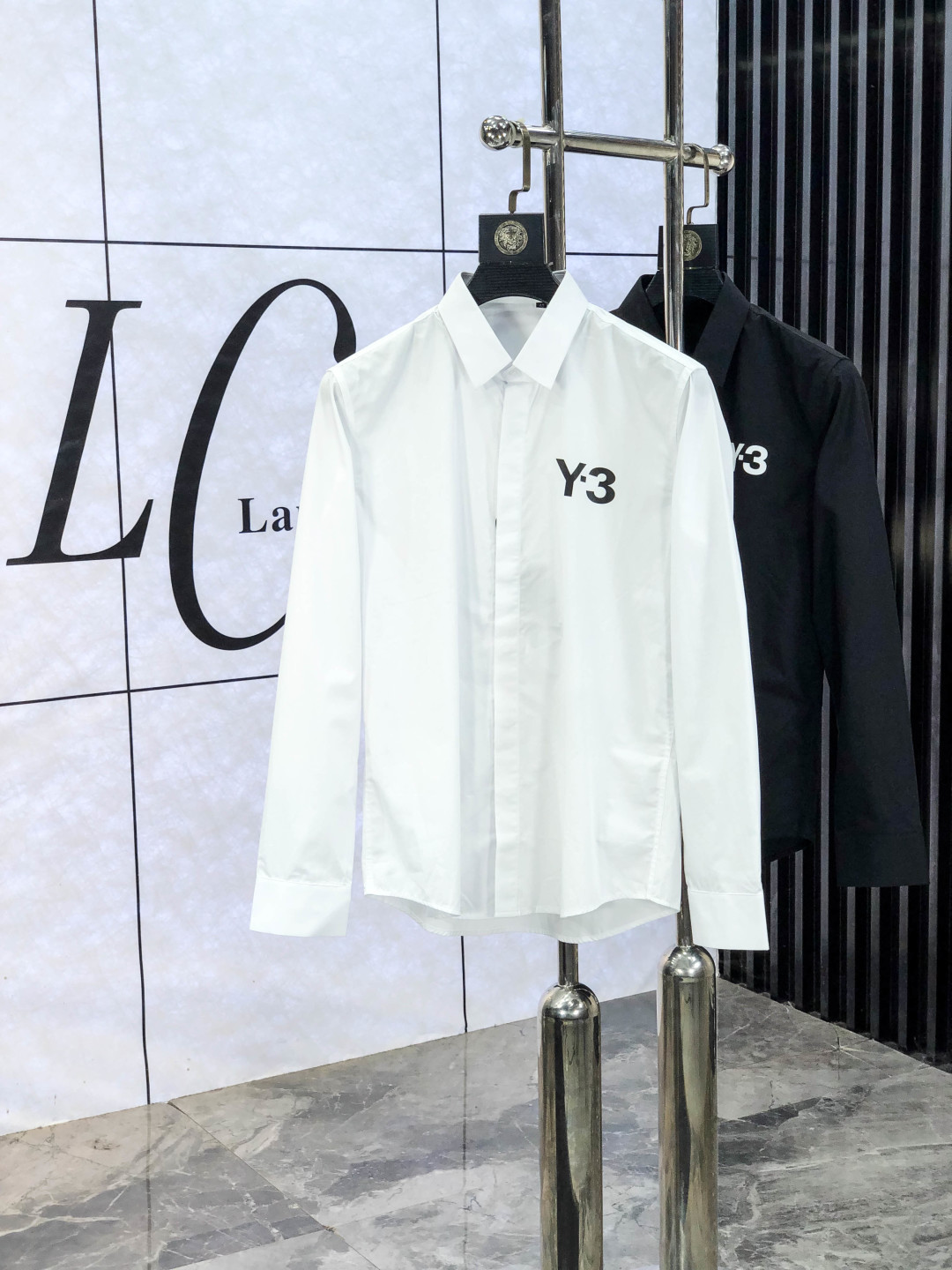 NO:573113,.Y3. Fashionable new men's long-sleeved shirt for all seasons. Made of high-end top-grade fabrics. No pilling. Comfortable and refined, with excellent upper body effect. Original logo matching of luxury brands. Fully reflects the temperament and taste of men. Fashionable and elegant. Aristocratic heritage. 1f simple and delicate design. Perfect tailoring. Meticulous materials. Soft and comfortable feel. Gorgeous colors to highlight the atmosphere!  Counter sizes are 38-42. Please state your height and weight when placing an order, alexander wang19860909.Y3. 四季款时尚新品男士长袖衬衣 同步采用高档顶级面料 绝不起球 舒适精致,上身效果极佳 奢华品牌原版LOGO搭配 充分体现男人的气质与品位 时尚优雅 贵族底蕴 1f简洁细腻的设计 裁剪完美 用料一丝不苟 手感柔软舒适 华丽色彩 彰显大气！专柜尺码38-42.下单报身高体重,,alexander wang,Men's clothing