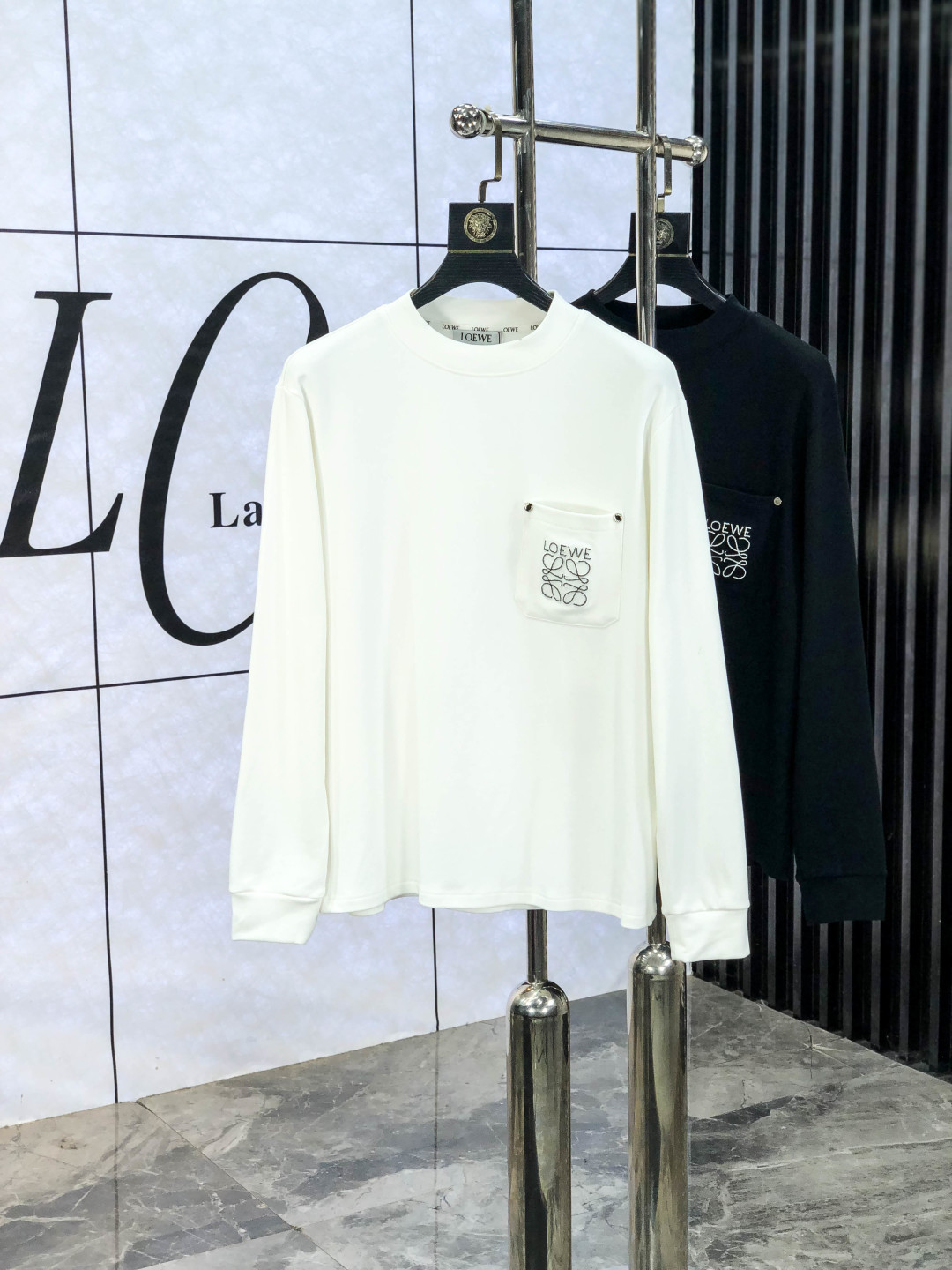 NO:573119,.Loewe .25ss new bottoming shirt, streamlined round neck and long sleeves, classic work, super fashionable streamlined long T is a holy item for single wear and inner wear. Selected and customized for customers.  Made of velvet-like material, the surface is soft and delicate, and it is very skin-friendly and comfortable. It can not only give you a fashionable and stylish dressing effect, but also provide effective warmth and comfort. It has high elasticity and can control various body shapes. It has excellent appearance and texture, and is definitely a must-have item for everyone!  One of the biggest selling points this year!  !  !  The classic micro-mark logo embellishment and the overall neat and detailed cutting embody a natural sense of grandeur. The overall clean style reveals a low-key and luxurious high-end fashion sense!  s-xxL.s wears 175/130 pounds,,loewe,alexander wang19860909.罗意威.25ss新款打底衫 精简圆领长袖 经典著作,超时髦的精简款长T属于单穿内搭的圣品.甄选客供定织 绒感类材质制成,表面软糯细腻质地,b相当亲肤舒适,既能给你时尚有型的着身效果,又能起到有效的保暖舒适性,高弹力,可驾驭各种身形.极佳的品相质感,绝对是当之无愧的人手必入单品！今年最大卖点之一！！！经典微标logo缀饰,整体工整细密的走线裁剪,更是体现着一种浑然天成的大气感,整体净版的款式更是显露出低调奢华的高级时尚感！ s-xxL.s穿175/130斤,,loewe,alexander wang,Men's clothing