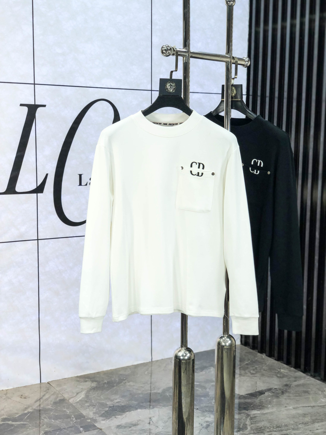 NO:573125,.Dior.25ss new bottoming shirt, streamlined round neck and long sleeves, classic work, super fashionable streamlined long T is a holy item for single wear and inner wear. Selected and customized for customers.  Made of velvet-like material, the surface is soft and delicate, and it is very skin-friendly and comfortable. It can not only give you a fashionable and stylish dressing effect, but also provide effective warmth and comfort. It has high elasticity and can control various body shapes. It has excellent appearance and texture, and is definitely a must-have item for everyone!  One of the biggest selling points this year!  !  !  The classic micro-mark logo embellishment and the overall neat and detailed cutting embody a natural sense of grandeur. The overall clean style reveals a low-key and luxurious high-end fashion sense!  s-xxL.s wears 175/130 pounds, dior, alexander wang19860909.Dior.25ss新款打底衫 精简圆领长袖 经典著作,超时髦的精简款长T属于单穿内搭的圣品.甄选客供定织 绒感类材质制成,表面软糯细腻质地,b相当亲肤舒适,既能给你时尚有型的着身效果,又能起到有效的保暖舒适性,高弹力,可驾驭各种身形.极佳的品相质感,绝对是当之无愧的人手必入单品！今年最大卖点之一！！！经典微标logo缀饰,整体工整细密的走线裁剪,更是体现着一种浑然天成的大气感,整体净版的款式更是显露出低调奢华的高级时尚感！ s-xxL.s穿175/130斤,,dior,alexander wang,Men's clothing