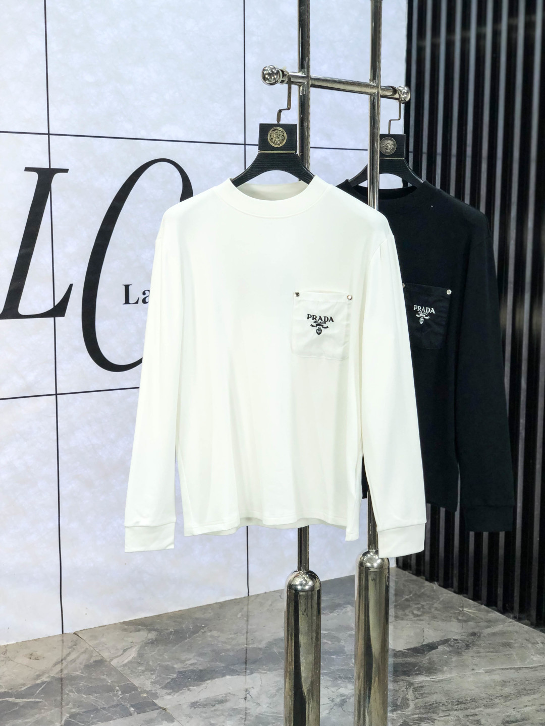 NO:573128,.Prada .25ss new bottoming shirt, streamlined round neck and long sleeves, classic work, super fashionable streamlined long T is a holy item for single wear and inner wear. Selected and customized for customers.  Made of velvet-like material, the surface is soft and delicate, and it is very skin-friendly and comfortable. It can not only give you a fashionable and stylish dressing effect, but also provide effective warmth and comfort. It has high elasticity and can control various body shapes. It has excellent appearance and texture, and is definitely a must-have item for everyone!  One of the biggest selling points this year!  !  !  The classic micro-mark logo embellishment and the overall neat and detailed cutting embody a natural sense of grandeur. The overall clean style reveals a low-key and luxurious high-end fashion sense!  s-xxL.s wears 175/130 pounds, prada, alexander wang19860909.普拉达.25ss新款打底衫 精简圆领长袖 经典著作,超时髦的精简款长T属于单穿内搭的圣品.甄选客供定织 绒感类材质制成,表面软糯细腻质地,b相当亲肤舒适,既能给你时尚有型的着身效果,又能起到有效的保暖舒适性,高弹力,可驾驭各种身形.极佳的品相质感,绝对是当之无愧的人手必入单品！今年最大卖点之一！！！经典微标logo缀饰,整体工整细密的走线裁剪,更是体现着一种浑然天成的大气感,整体净版的款式更是显露出低调奢华的高级时尚感！ s-xxL.s穿175/130斤,,prada,alexander wang,Men's clothing