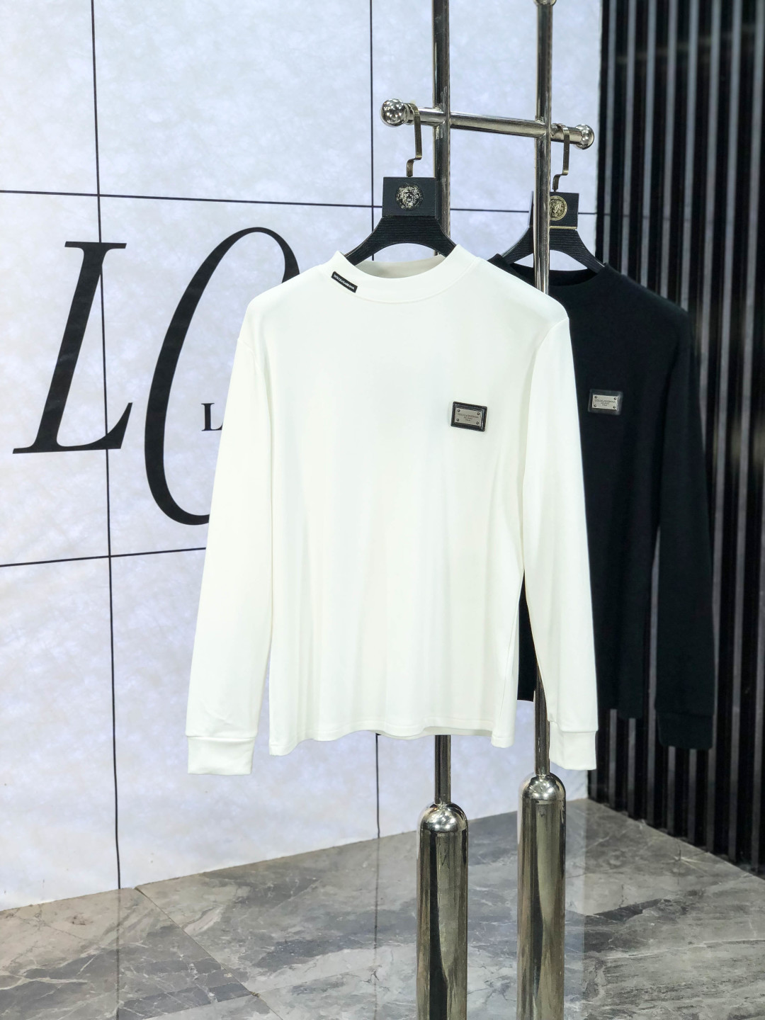 NO:573102,.D&G.25ss new bottoming shirt, streamlined round neck and long sleeves, classic work, super fashionable streamlined long T is a holy item for single wear and inner wear. Selected and customized for customers.  Made of velvet-like material, the surface is soft and delicate, and it is very skin-friendly and comfortable. It can not only give you a fashionable and stylish dressing effect, but also provide effective warmth and comfort. It has high elasticity and can control various body shapes. It has excellent appearance and texture, and is definitely a must-have item for everyone!  One of the biggest selling points this year!  !  !  The classic micro-mark logo embellishment and the overall neat and detailed cutting embody a natural sense of grandeur. The overall clean style reveals a low-key and luxurious high-end fashion sense!  s-xxL.s wears 175/130 pounds,,Dolce&Gabbana,alexander wang19860909.D&G.25ss新款打底衫 精简圆领长袖 经典著作,超时髦的精简款长T属于单穿内搭的圣品.甄选客供定织 绒感类材质制成,表面软糯细腻质地,b相当亲肤舒适,既能给你时尚有型的着身效果,又能起到有效的保暖舒适性,高弹力,可驾驭各种身形.极佳的品相质感,绝对是当之无愧的人手必入单品！今年最大卖点之一！！！经典微标logo缀饰,整体工整细密的走线裁剪,更是体现着一种浑然天成的大气感,整体净版的款式更是显露出低调奢华的高级时尚感！ s-xxL.s穿175/130斤,,Dolce&Gabbana,alexander wang,Men's clothing