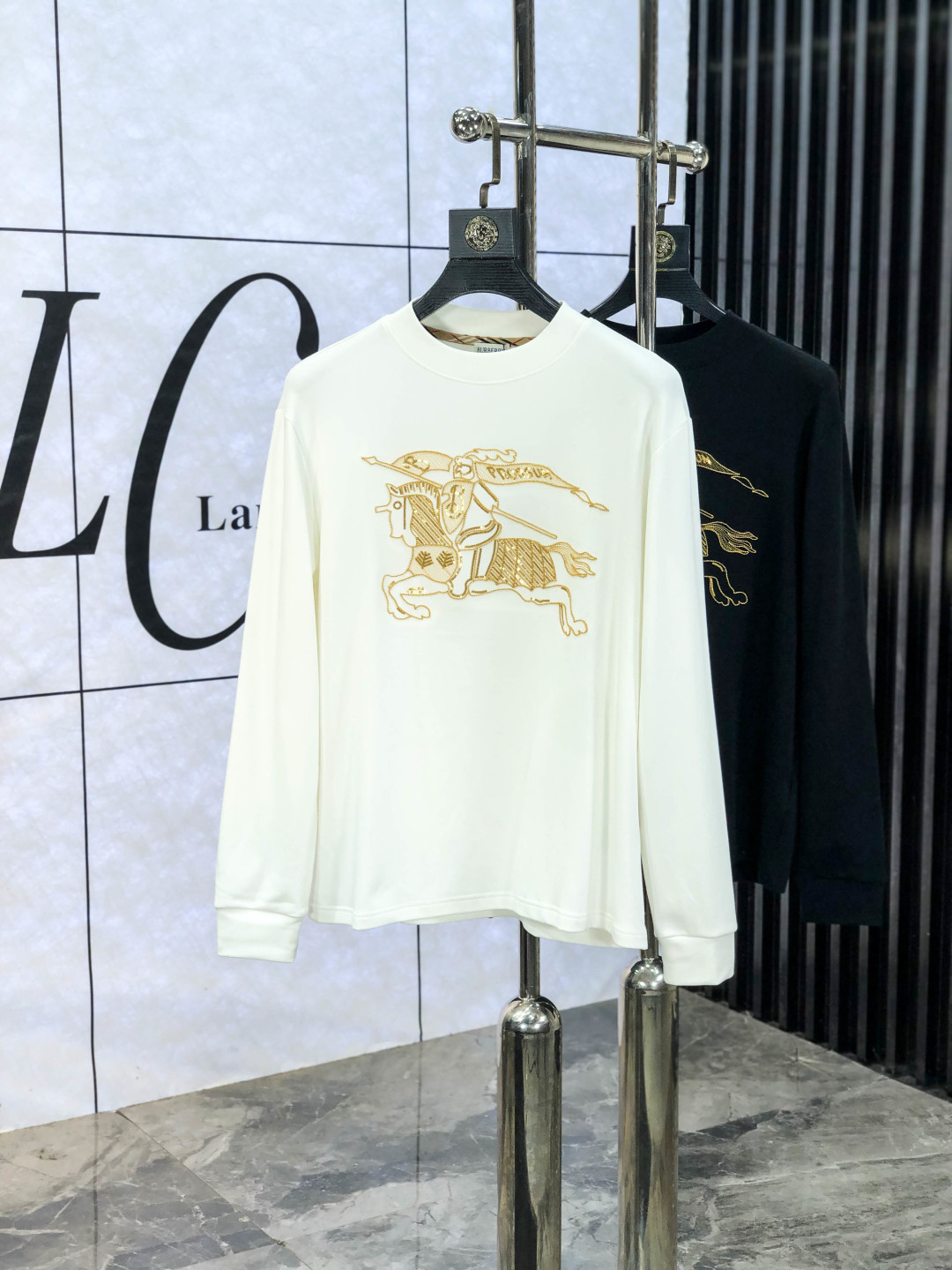 NO:573111,.Burberry .25ss new bottoming shirt, streamlined round neck and long sleeves, classic work, super fashionable streamlined long T is a holy item for single wear and inner wear. Selected and customized for customers.  Made of velvet-like material, the surface is soft and delicate, and it is very skin-friendly and comfortable. It can not only give you a fashionable and stylish dressing effect, but also provide effective warmth and comfort. It has high elasticity and can control various body shapes. It has excellent appearance and texture, and is definitely a must-have item for everyone!  One of the biggest selling points this year!  !  !  The classic micro-mark logo embellishment and the overall neat and detailed cutting embody a natural sense of grandeur. The overall clean style reveals a low-key and luxurious high-end fashion sense!  s-xxL.s wears 175/130 pounds,,burberry,alexander wang19860909.巴宝莉.25ss新款打底衫 精简圆领长袖 经典著作,超时髦的精简款长T属于单穿内搭的圣品.甄选客供定织 绒感类材质制成,表面软糯细腻质地,b相当亲肤舒适,既能给你时尚有型的着身效果,又能起到有效的保暖舒适性,高弹力,可驾驭各种身形.极佳的品相质感,绝对是当之无愧的人手必入单品！今年最大卖点之一！！！经典微标logo缀饰,整体工整细密的走线裁剪,更是体现着一种浑然天成的大气感,整体净版的款式更是显露出低调奢华的高级时尚感！ s-xxL.s穿175/130斤,,burberry,alexander wang,Men's clothing