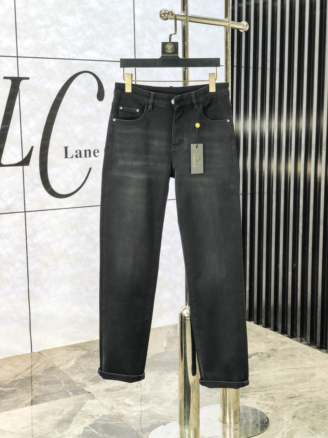 NO:600061,.Versace. Official website counter for sale simultaneously, 2025SS new autumn and winter men's casual jeans, original quality, counter customized original denim fabric, logo pattern design, b pants body original hardware decoration, three-dimensional and clear, c super trendy personality, fashionable and stylish upper body!  Must-have items for trendy men in sizes 28-38, versace, jeans, alexander wang19860909.范思哲.官网专柜同步发售,2025SS秋冬新品男士休闲牛仔裤,原单品质,专柜定制原版牛仔面料,logo图案设计,b裤身原版五金辅料装饰,立体清晰,c超级潮流个性,上身时尚有型！潮男必备单品 码数28-38,,versace,jeans,alexander wang,Men's clothing