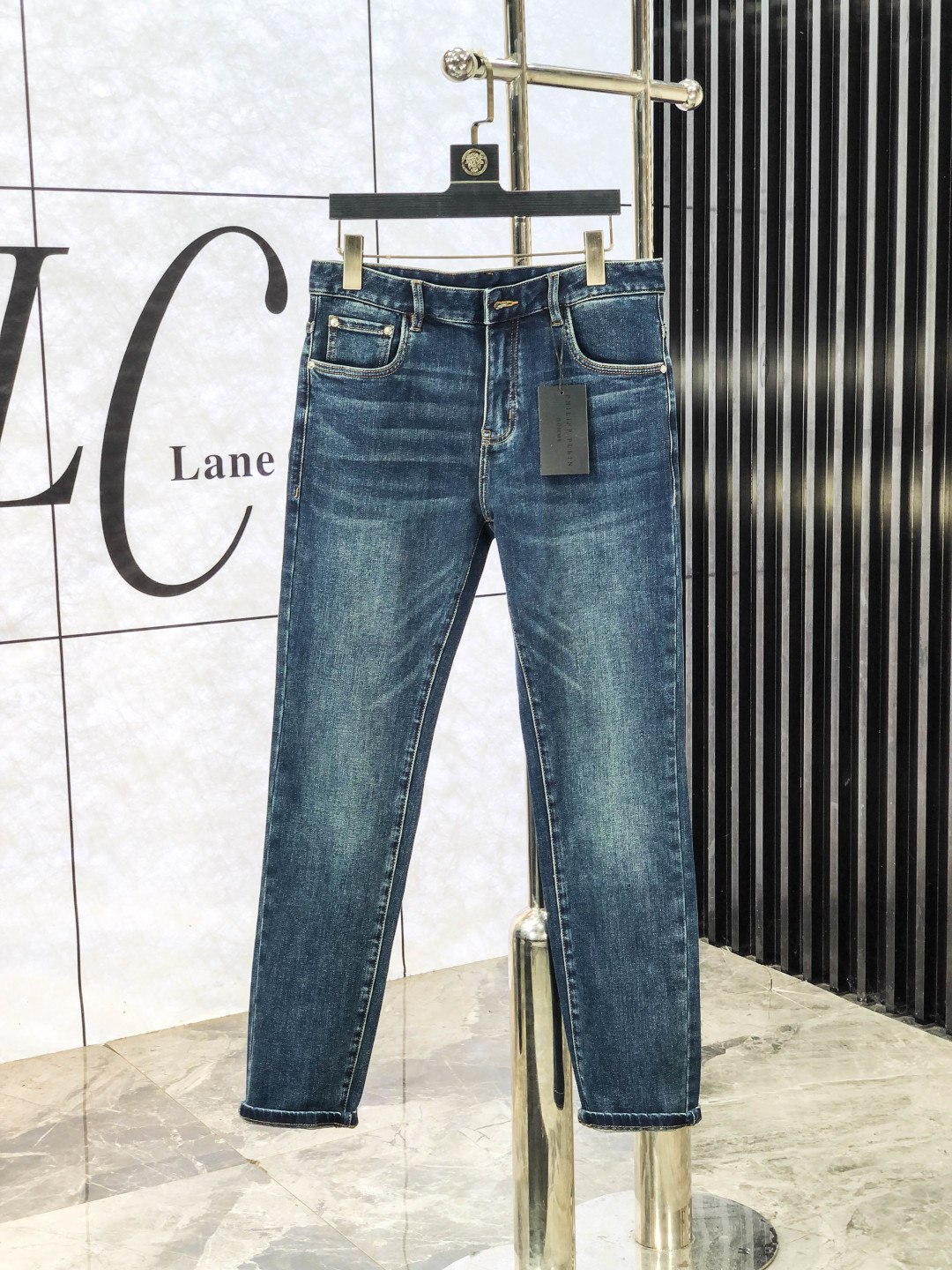 NO:600065,.PP. Official website counter sales simultaneously, 2025SS new autumn and winter men's casual jeans, original quality, counter customized original denim fabric, logo pattern design, b pants body original hardware accessories decoration, three-dimensional and clear, c super trendy personality, fashionable and stylish upper body!  Must-have items for trendy men in sizes 28-38, jeans, alexander wang19860909.PP.官网专柜同步发售,2025SS秋冬新品男士休闲牛仔裤,原单品质,专柜定制原版牛仔面料,logo图案设计,b裤身原版五金辅料装饰,立体清晰,c超级潮流个性,上身时尚有型！潮男必备单品 码数28-38,,jeans,alexander wang,Men's clothing