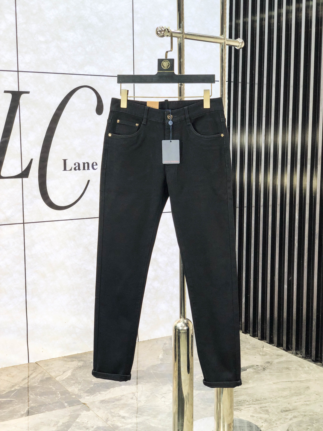 NO:600067,.LV. official website counter is on sale simultaneously, 2025SS new autumn and winter men's casual jeans, original quality, counter customized original denim fabric, logo pattern design, b pants body original hardware accessories decoration, three-dimensional and clear, c super trendy personality, fashionable and stylish upper body!  Must-have items for trendy men, sizes 28-38, Louis Vuitton, Jeans, Alexander Wang19860909.LV.官网专柜同步发售,2025SS秋冬新品男士休闲牛仔裤,原单品质,专柜定制原版牛仔面料,logo图案设计,b裤身原版五金辅料装饰,立体清晰,c超级潮流个性,上身时尚有型！潮男必备单品 码数28-38,,louis vuitton,jeans,alexander wang,Men's clothing