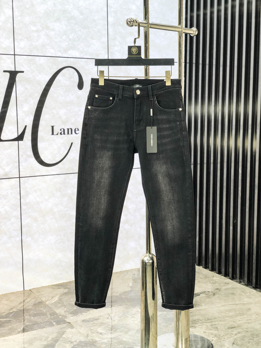 NO:600056,.D&G. Official website counter is on sale simultaneously, 2025SS new autumn and winter men's casual jeans, original quality, counter customized original denim fabric, logo pattern design, b pants body original hardware decoration, three-dimensional and clear, c super trendy personality, fashionable and stylish upper body!  Must-have items for trendy men in sizes 28-38, Dolce&Gabbana, jeans, alexander wang19860909.D&G.官网专柜同步发售,2025SS秋冬新品男士休闲牛仔裤,原单品质,专柜定制原版牛仔面料,logo图案设计,b裤身原版五金辅料装饰,立体清晰,c超级潮流个性,上身时尚有型！潮男必备单品 码数28-38,,Dolce&Gabbana,jeans,alexander wang,Men's clothing