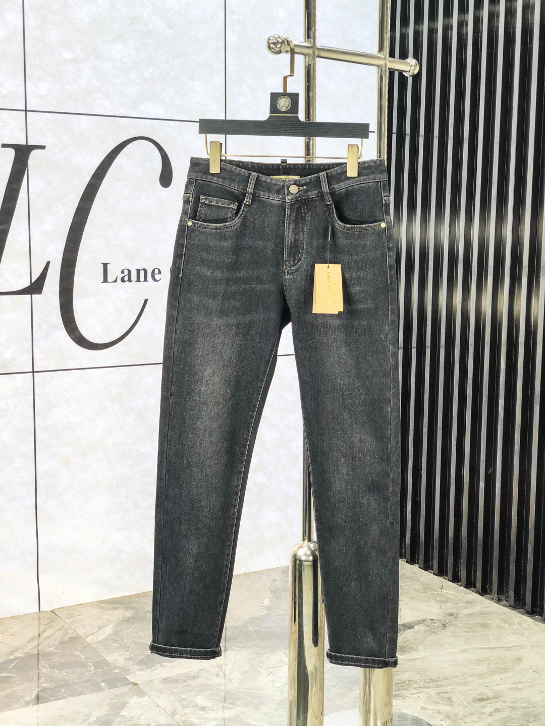 NO:600062,. Burberry. Official website counters are on sale simultaneously, 2025SS new autumn and winter men's casual jeans, original quality, counter-customized original denim fabrics, logo pattern design, b pants body original hardware decoration, three-dimensional and clear, c super trendy personality, fashionable and stylish upper body!  Must-have items for trendy men in sizes 28-38, burberry, jeans, alexander wang19860909.巴宝莉.官网专柜同步发售,2025SS秋冬新品男士休闲牛仔裤,原单品质,专柜定制原版牛仔面料,logo图案设计,b裤身原版五金辅料装饰,立体清晰,c超级潮流个性,上身时尚有型！潮男必备单品 码数28-38,,burberry,jeans,alexander wang,Men's clothing