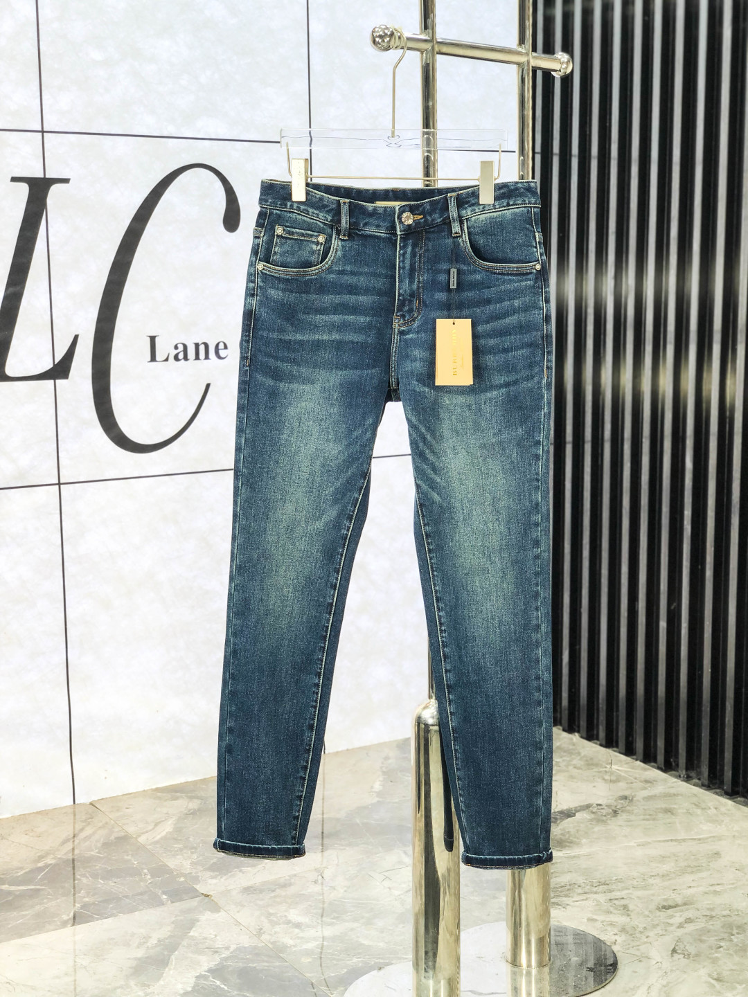 NO:600066,. Burberry. Official website counters are on sale simultaneously, 2025SS new autumn and winter men's casual jeans, original quality, counter-customized original denim fabrics, logo pattern design, b pants body original hardware decoration, three-dimensional and clear, c super trendy personality, fashionable and stylish upper body!  Must-have items for trendy men in sizes 28-38, burberry, jeans, alexander wang19860909.巴宝莉.官网专柜同步发售,2025SS秋冬新品男士休闲牛仔裤,原单品质,专柜定制原版牛仔面料,logo图案设计,b裤身原版五金辅料装饰,立体清晰,c超级潮流个性,上身时尚有型！潮男必备单品 码数28-38,,burberry,jeans,alexander wang,Men's clothing