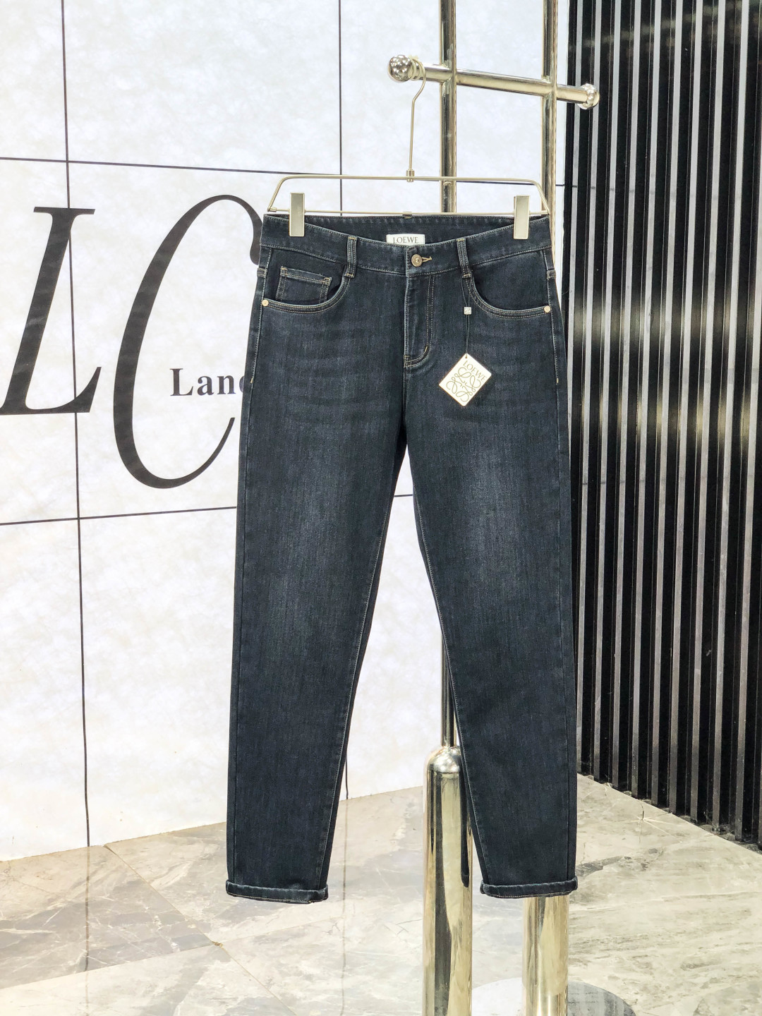 NO:600070,.Loewe. Official website counters are on sale simultaneously, 2025SS new autumn and winter men's casual jeans, original quality, counter-customized original denim fabrics, logo pattern design, b pants body original hardware decoration, three-dimensional and clear, c super trendy personality, fashionable and stylish upper body!  Must-have items for trendy men in sizes 28-38, loewe, jeans, alexander wang19860909.罗意威.官网专柜同步发售,2025SS秋冬新品男士休闲牛仔裤,原单品质,专柜定制原版牛仔面料,logo图案设计,b裤身原版五金辅料装饰,立体清晰,c超级潮流个性,上身时尚有型！潮男必备单品 码数28-38,,loewe,jeans,alexander wang,Men's clothing