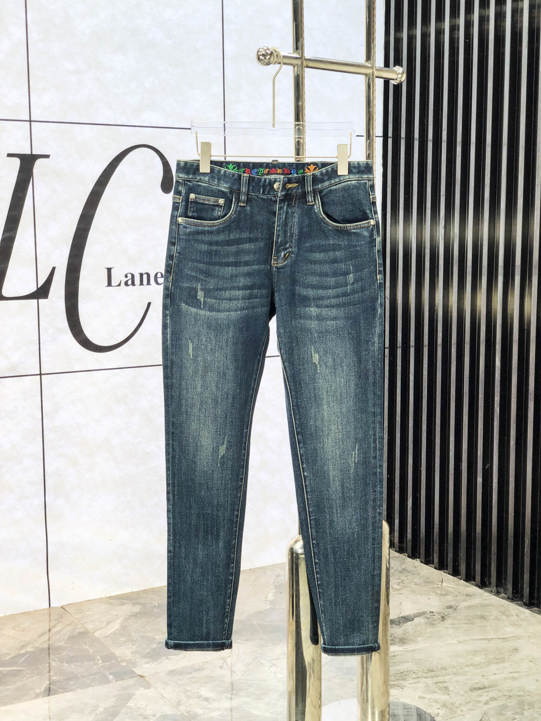 NO:600072,.Croxin. Official website counter is on sale simultaneously, 2025SS new autumn and winter men's casual jeans, original quality, counter customized original denim fabric, logo pattern design, b pants body original hardware decoration, three-dimensional and clear, c super trendy personality, fashionable and stylish upper body!  Must-have items for trendy men, sizes 28-38, chrome hearts, jeans, alexander wang19860909.克罗心.官网专柜同步发售,2025SS秋冬新品男士休闲牛仔裤,原单品质,专柜定制原版牛仔面料,logo图案设计,b裤身原版五金辅料装饰,立体清晰,c超级潮流个性,上身时尚有型！潮男必备单品 码数28-38,,chrome hearts,jeans,alexander wang,Men's clothing