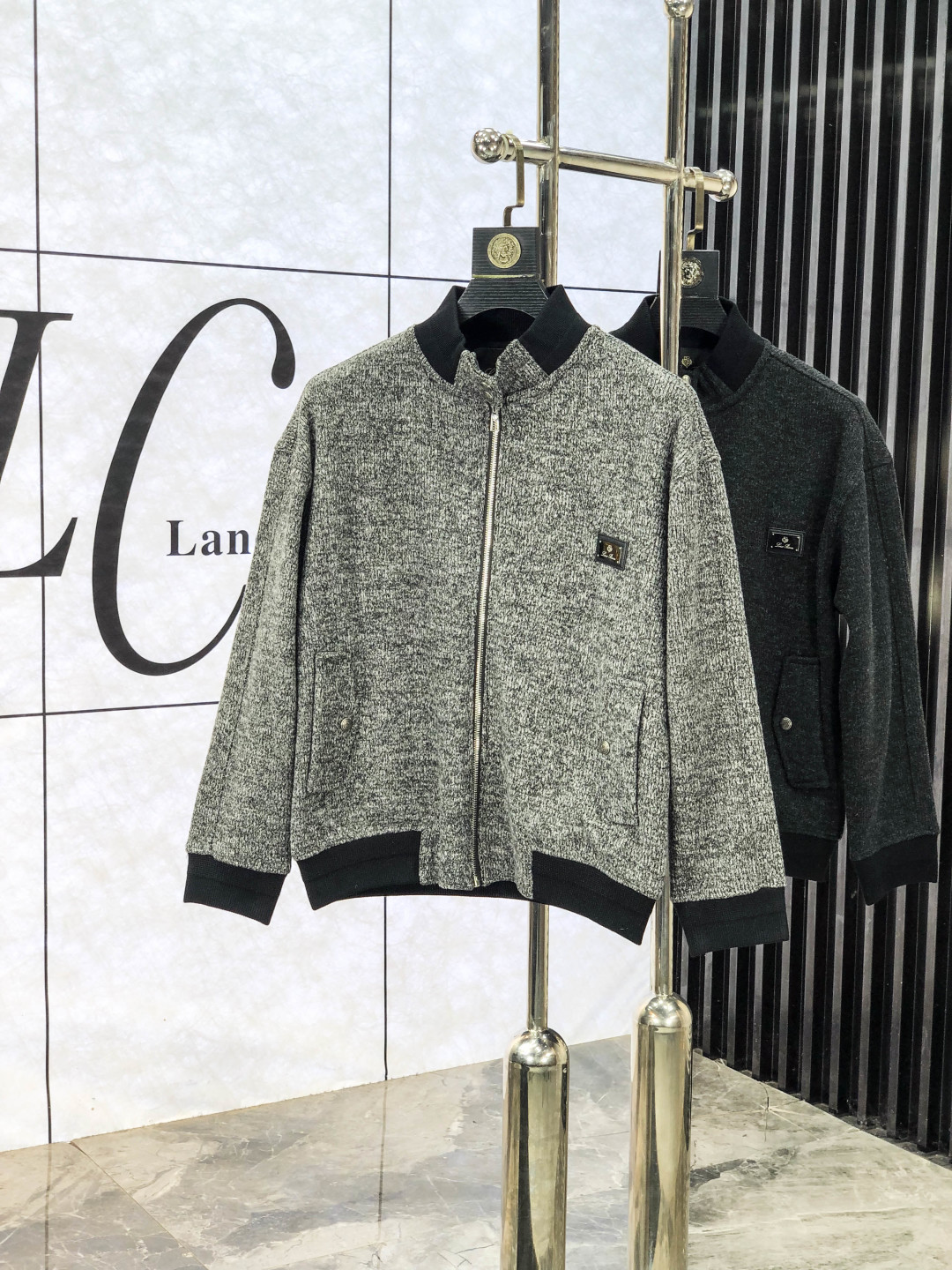 NO:600076,.LP.2025ss new autumn and winter product soft round neck wool sweater, exclusive design!  A sweater with super smooth lines of knitted wool and cotton that is very in line with the aesthetic tone. The most basic style has a minimalist and low-key luxury style. In the fashion industry, the simpler the item, the easier it is to show a high-end fashion sense. The wool knitted blended fabric provided by customers is soft and comfortable to the touch, and has excellent skin-friendlyness. It is a very fashionable style for reducing age. It is a must-have item!  Counter size m-3xL. Wear 175/130 catties. Please state your height and weight when placing an order, loro piana, sweaters, alexander wang19860909.LP.2025ss秋冬新品 柔软圆领羊毛针织衫,设计独家呈现！针织羊毛棉超级流畅线条感极符合美学基调的一款毛衣,b最基础的款式以极简低调的奢华风格,在时尚界越简单的单品,越极易彰显出高级时髦感,客供羊毛针织混纺面料,触感柔软舒适,亲肤性极佳,极具减龄时髦款式,必入单品！专柜码数m-3xL .m穿175/130斤.下单报身高体重,,loro piana,sweaters,alexander wang,Men's clothing