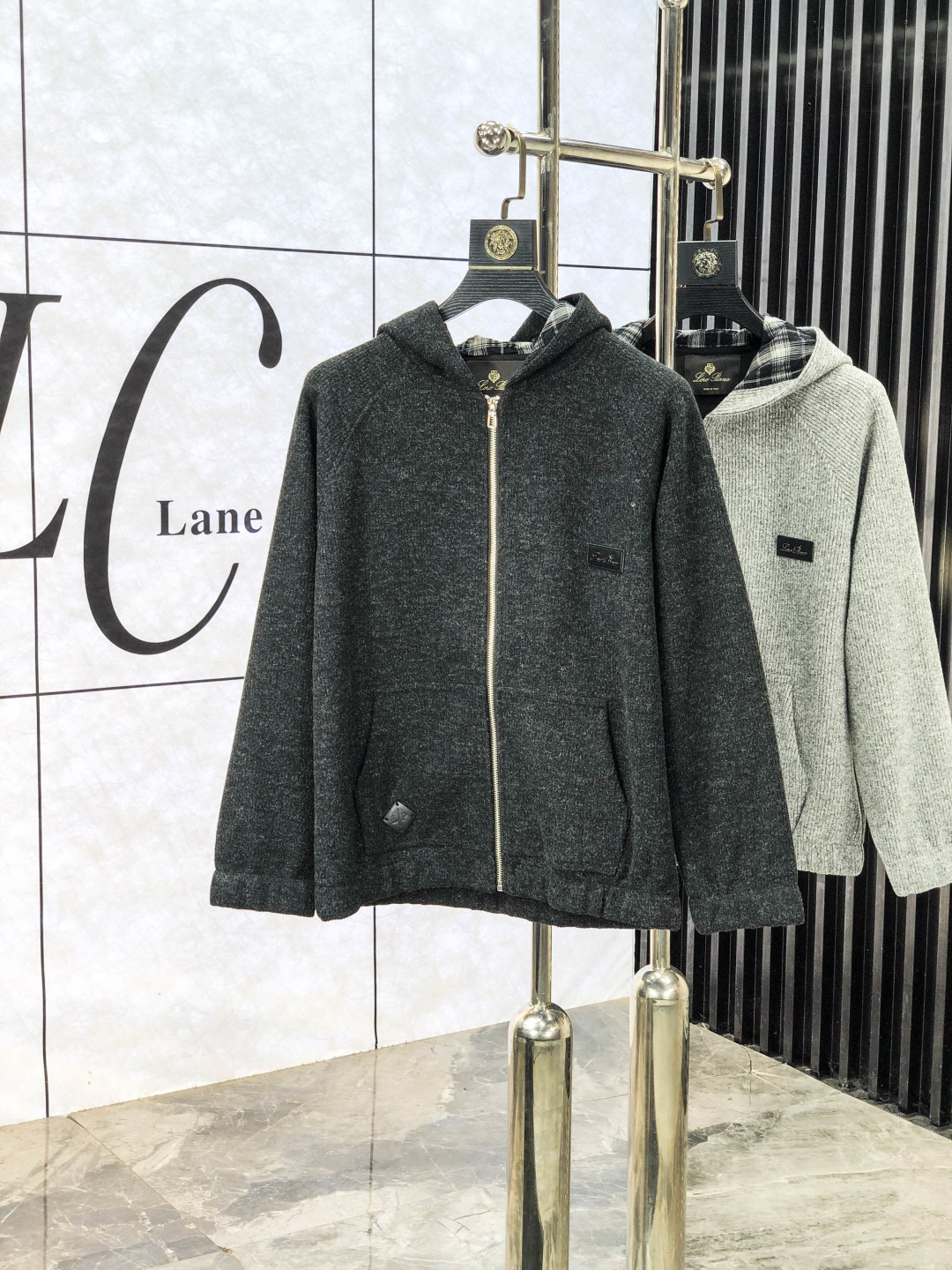 NO:600082,.LP.2025ss new autumn and winter product soft round neck wool sweater, exclusive design!  A sweater with super smooth lines of knitted wool and cotton that is very in line with the aesthetic tone. The most basic style has a minimalist and low-key luxury style. In the fashion industry, the simpler the item, the easier it is to show a high-end fashion sense. The wool knitted blended fabric provided by customers is soft and comfortable to the touch, and has excellent skin-friendlyness. It is a very fashionable style for reducing age. It is a must-have item!  Counter size m-3xL. Wear 175/130 catties. Please state your height and weight when placing an order, loro piana, sweaters, alexander wang19860909.LP.2025ss秋冬新品 柔软圆领羊毛针织衫,设计独家呈现！针织羊毛棉超级流畅线条感极符合美学基调的一款毛衣,b最基础的款式以极简低调的奢华风格,在时尚界越简单的单品,越极易彰显出高级时髦感,客供羊毛针织混纺面料,触感柔软舒适,亲肤性极佳,极具减龄时髦款式,必入单品！专柜码数m-3xL .m穿175/130斤.下单报身高体重,,loro piana,sweaters,alexander wang,Men's clothing