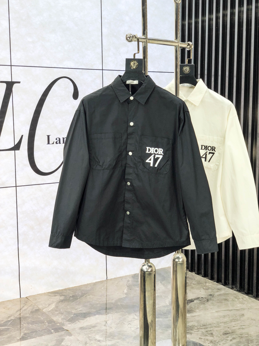 NO:600085,.Dior. Fashionable new men's long-sleeved shirt for all seasons. Made of high-end top-grade fabrics. No pilling. Comfortable and refined. Excellent upper body effect. Original logo matching of luxury brands. Fully reflects the temperament and taste of men. Fashionable and elegant. Noble heritage. 1f simple and delicate design. Perfect tailoring. Meticulous materials. Soft and comfortable feel. Gorgeous colors to highlight the atmosphere!  Counter size s-xxL. Wearing 175/130 pounds, dior, alexander wang19860909.Dior. 四季款时尚新品男士长袖衬衣 同步采用高档顶级面料 绝不起球 舒适精致,上身效果极佳 奢华品牌原版LOGO搭配 充分体现男人的气质与品位 时尚优雅 贵族底蕴 1f简洁细腻的设计 裁剪完美 用料一丝不苟 手感柔软舒适 华丽色彩 彰显大气！专柜尺码s-xxL.穿175/130斤,,dior,alexander wang,Men's clothing