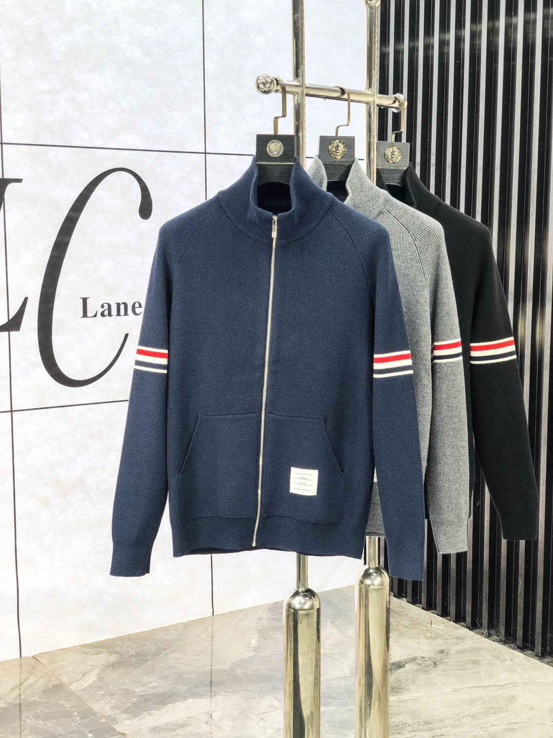 NO:600088,.TB.2025ss new autumn and winter product soft round neck wool sweater, exclusive design!  A sweater with super smooth lines of knitted wool and cotton that is very in line with the aesthetic tone. The most basic style of 1f is a minimalist and low-key luxury style. In the fashion industry, the simpler the item, the easier it is to show a high-end fashion sense. The wool knitted blended fabric is supplied by customers. It is soft and comfortable to the touch, and has excellent skin-friendlyness. It is a very fashionable style for reducing age. It is a must-have item!  The size of the counter is m-3xL. Wearing 175/130 pounds. Please state your height and weight when placing an order. Sweaters, alexander wang19860909.TB.2025ss秋冬新品 柔软圆领羊毛针织衫,设计独家呈现！针织羊毛棉超级流畅线条感极符合美学基调的一款毛衣,1f最基础的款式以极简低调的奢华风格,在时尚界越简单的单品,越极易彰显出高级时髦感,客供羊毛针织混纺面料,触感柔软舒适,亲肤性极佳,极具减龄时髦款式,必入单品！专柜码数m-3xL .m穿175/130斤.下单报身高体重,,sweaters,alexander wang,Men's clothing