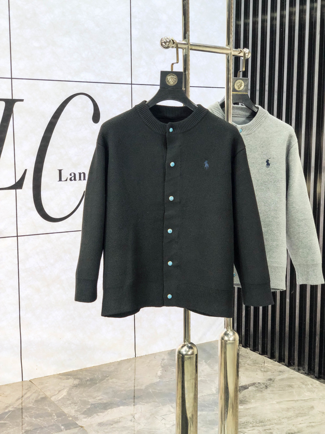 NO:600091,.Lauren Raff. 2025ss new autumn and winter soft round neck wool sweater, exclusive design!  A sweater with super smooth lines of knitted wool and cotton that is very in line with the aesthetic tone. The most basic style of 1f is a minimalist and low-key luxury style. In the fashion industry, the simpler the item, the easier it is to show a high-end fashion sense. The wool knitted blended fabric is supplied by customers. It is soft and comfortable to the touch, and has excellent skin-friendlyness. It is a very fashionable style for reducing age. It is a must-have item!  The size of the counter is m-3xL. Wearing 175/130 pounds. Please state your height and weight when placing an order. Sweaters, alexander wang19860909.劳伦拉夫.2025ss秋冬新品 柔软圆领羊毛针织衫,设计独家呈现！针织羊毛棉超级流畅线条感极符合美学基调的一款毛衣,1f最基础的款式以极简低调的奢华风格,在时尚界越简单的单品,越极易彰显出高级时髦感,客供羊毛针织混纺面料,触感柔软舒适,亲肤性极佳,极具减龄时髦款式,必入单品！专柜码数m-3xL .m穿175/130斤.下单报身高体重,,sweaters,alexander wang,Men's clothing