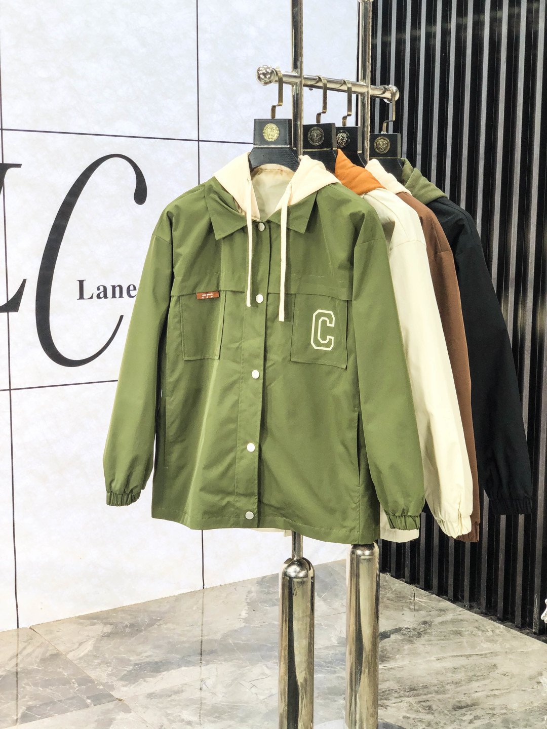 NO:600094,.Céline.25 new autumn and winter jackets are on sale for casual daily wear!  The upper body modifies the body shape, perfectly integrating fashion aesthetics and new urban business and leisure concepts. The whole body interprets the Italian minimalist, capable and outdoor functional style to the extreme. It is both solemn and harmonious, creating a unique styling item. The overall outline tends to be simple style. 1f's rather individual and yuppie detail processing enriches the overall vision. The wardrobe is perfect for business and leisure and has a high attendance rate!  It's something you can meet but can't ask for!  Size m-3XL m wears 175/130,,celine,jackets & coats,jackets & coats,alexander wang19860909.赛琳.25秋冬新品发售夹克外套,休闲日常穿搭！上身修饰身形、将时装美学和新都市商务休闲概念完美融合,通体将意式的极简、干练和户外功能性风格极致诠释,亦庄亦谐,塑造出别具一格的造型单品,整体轮廓趋于简约风格,1f 颇为个性且雅痞的细节处理,丰富了整体视觉.衣橱商务休闲绝佳的高出勤率！可遇而不可求！码数m-3XL m穿175/130,,celine,jackets & coats,jackets & coats,alexander wang,Men's clothing