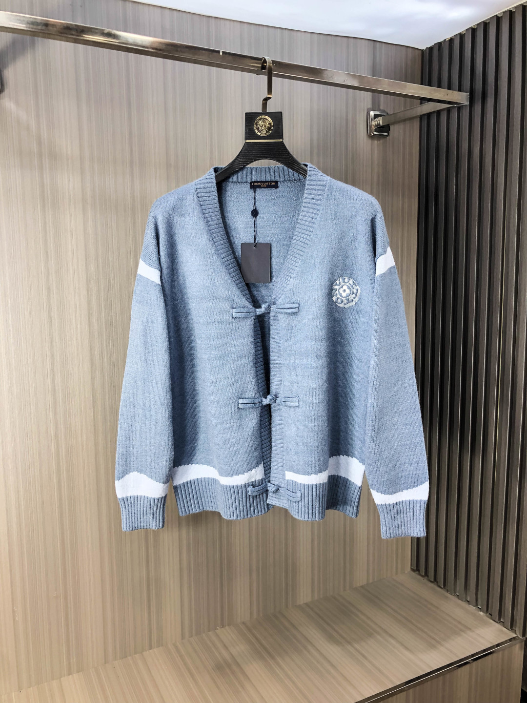 NO:606559,.Lv.2025ss new autumn and winter soft round neck wool sweater, exclusive design!  A sweater that contains 30% wool and 70% cotton and has super smooth lines that are very in line with the aesthetic tone. The most basic style is minimalist and low-key luxury style. In the fashion industry, the simpler the item, the easier it is to show a high-end fashion sense. The wool knitted blended fabric provided by customers is soft and comfortable to the touch, and has excellent skin-friendlyness. It is a very fashionable style for age reduction, a must-have item!  Counter size m-3xL. Wear 175/130 catties. Please state your height and weight when placing an order, louis vuitton, sweaters, alexander wang19860909.Lv.2025ss秋冬新品 柔软圆领羊毛针织衫,设计独家呈现！含30羊毛.70棉超级流畅线条感极符合美学基调的一款毛衣,最基础的款式以极简低调的奢华风格,在时尚界越简单的单品,越极易彰显出高级时髦感,客供羊毛针织混纺面料,触感柔软舒适,亲肤性极佳,极具减龄时髦款式,必入单品！专柜码数m-3xL .m穿175/130斤.下单报身高体重,,louis vuitton,sweaters,alexander wang,Men's clothing