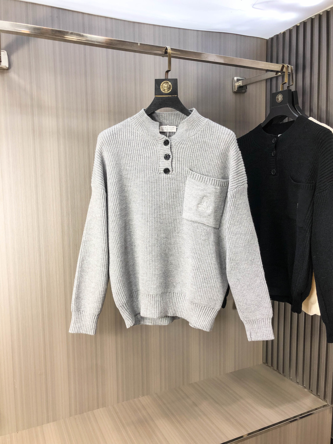 NO:606564,.BC.2025ss new fall and winter product soft round neck wool sweater, exclusive design!  A sweater that contains 30% wool and 70% cotton and has super smooth lines that are very in line with the aesthetic tone. The most basic style is minimalist and low-key luxury style. In the fashion industry, the simpler the item, the easier it is to show a high-end fashion sense. The wool knitted blended fabric provided by customers is soft and comfortable to the touch, and has excellent skin-friendlyness. It is a very fashionable style for age reduction, a must-have item!  The size of the counter is m-3xL. Wearing 175/130 pounds. Please state your height and weight when placing an order. Sweaters, alexander wang19860909.BC.2025ss秋冬新品 柔软圆领羊毛针织衫,设计独家呈现！含30羊毛.70棉超级流畅线条感极符合美学基调的一款毛衣,最基础的款式以极简低调的奢华风格,在时尚界越简单的单品,越极易彰显出高级时髦感,客供羊毛针织混纺面料,触感柔软舒适,亲肤性极佳,极具减龄时髦款式,必入单品！专柜码数m-3xL .m穿175/130斤.下单报身高体重,,sweaters,alexander wang,Men's clothing